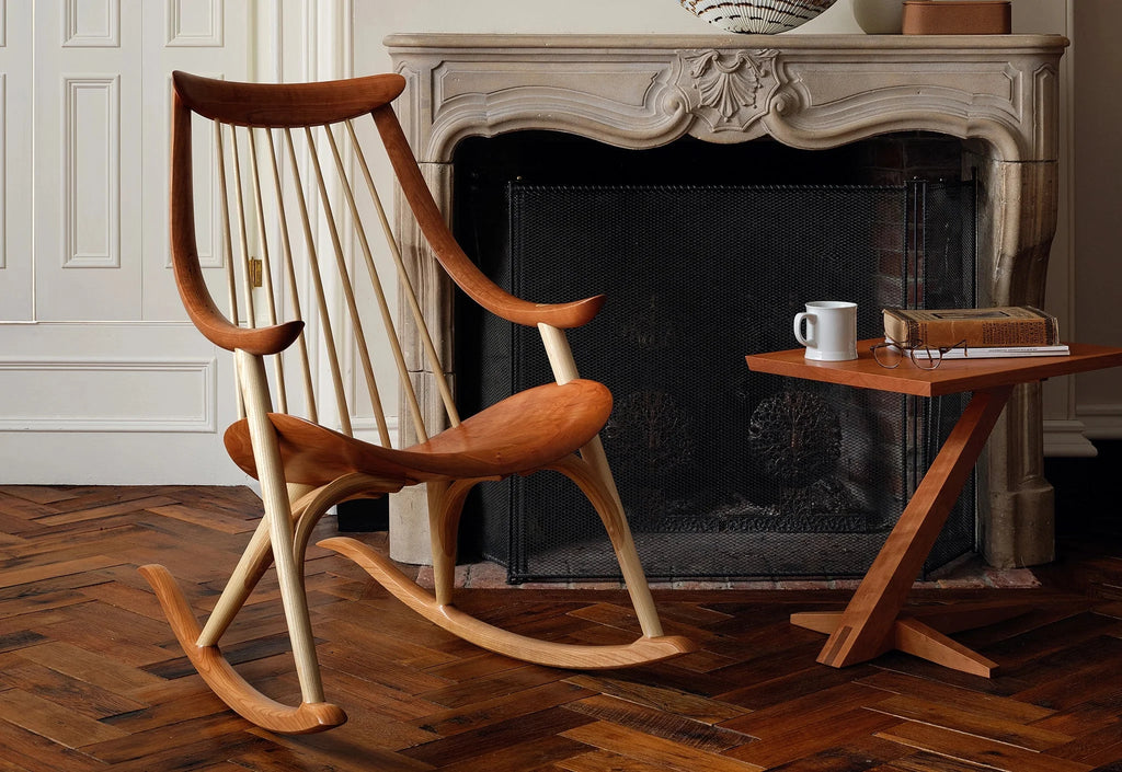 Bascule 1972 - Nommé d'après l'année de notre fondation, le bascule 1972 est une itération naturelle de notre chaise du 50e anniversaire.