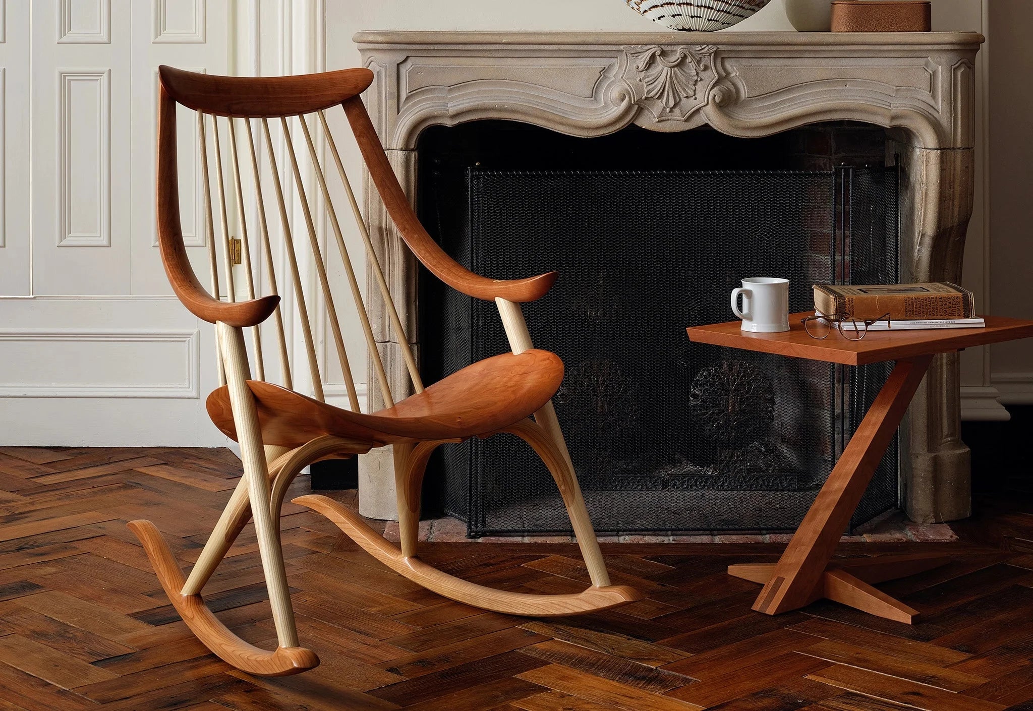 Bascule 1972 - Nommé d'après l'année de notre fondation, le bascule 1972 est une itération naturelle de notre chaise du 50e anniversaire.