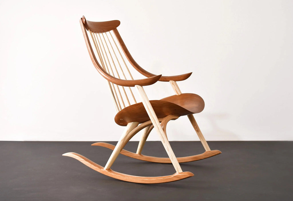 Bascule 1972 - Nommé d'après l'année de notre fondation, le bascule 1972 est une itération naturelle de notre chaise du 50e anniversaire.
