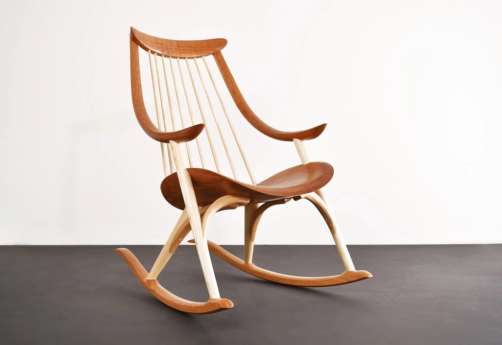 Bascule 1972 - Nommé d'après l'année de notre fondation, le bascule 1972 est une itération naturelle de notre chaise du 50e anniversaire.