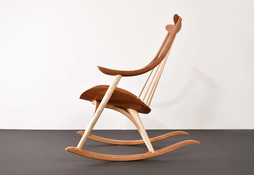 Bascule 1972 - Nommé d'après l'année de notre fondation, le bascule 1972 est une itération naturelle de notre chaise du 50e anniversaire.