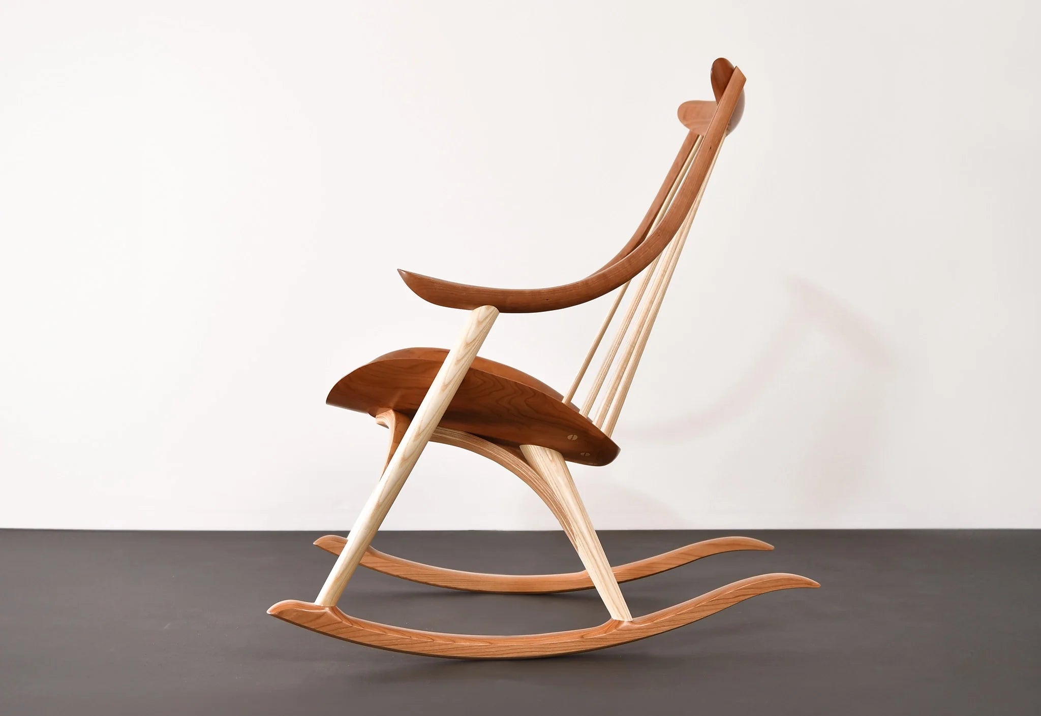 Bascule 1972 - Nommé d'après l'année de notre fondation, le bascule 1972 est une itération naturelle de notre chaise du 50e anniversaire.