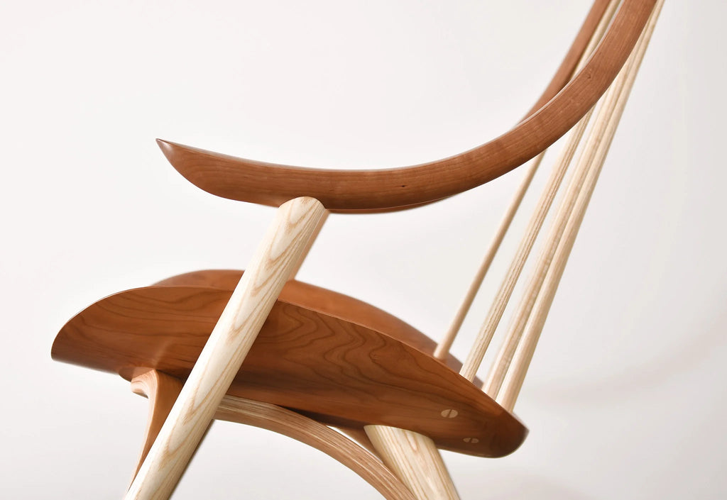 Bascule 1972 - Nommé d'après l'année de notre fondation, le bascule 1972 est une itération naturelle de notre chaise du 50e anniversaire.