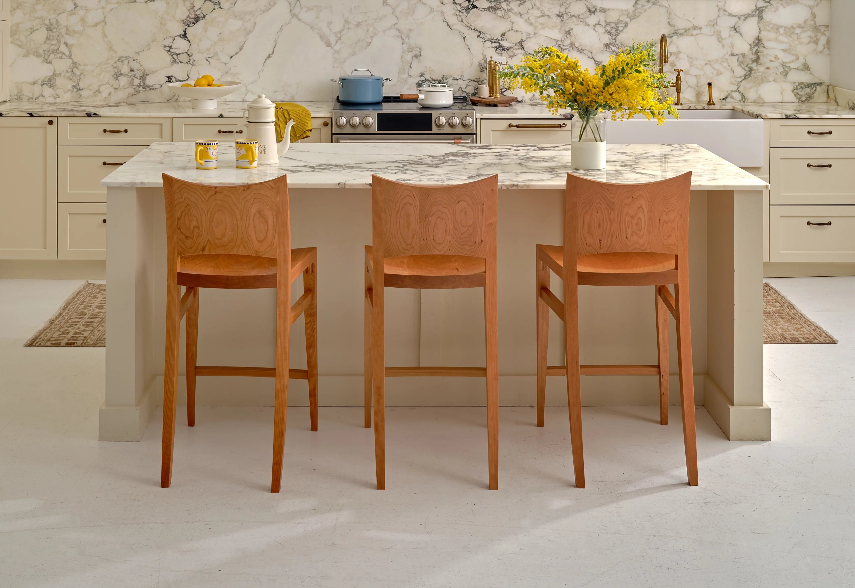 Tabouret - Outre son profil simple et saisissant, la caractéristique la plus marquante du tabouret est son dossier incurvé en bois dur - un