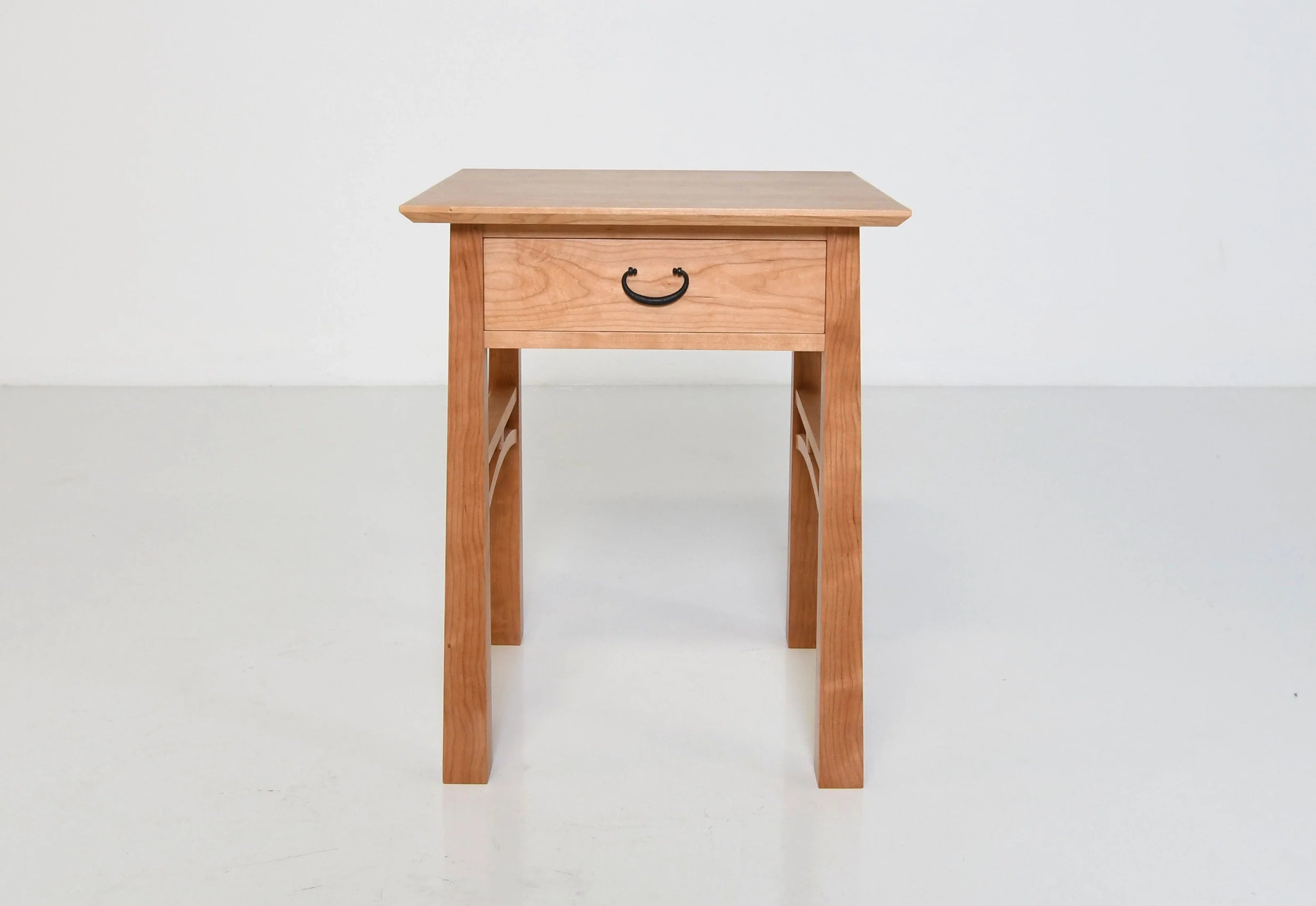 Table de chevet - La table de chevet avec tiroir s'inspire de l'esthétique Arts and Crafts popularisée pendant la période