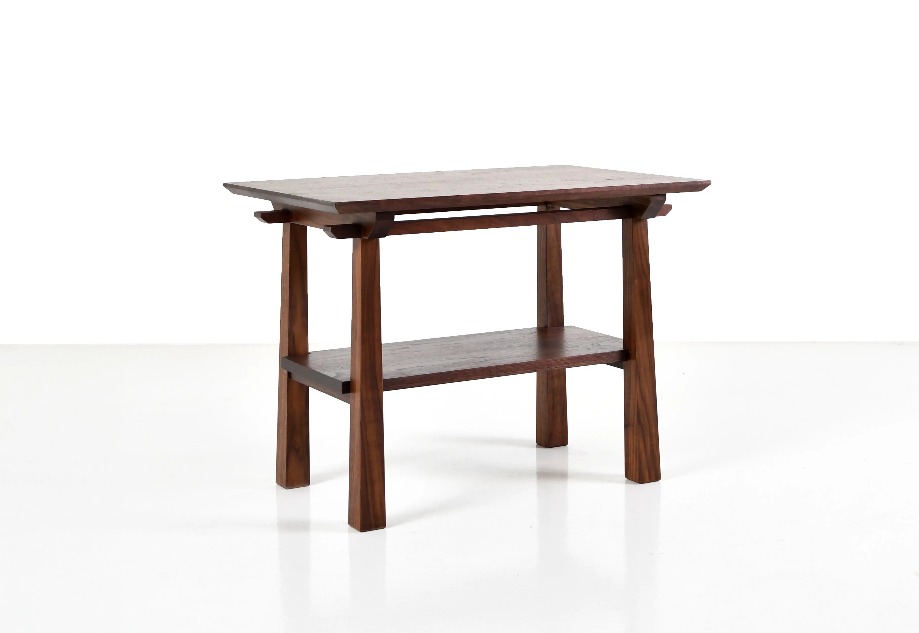 Table d'appoint - La table d'appoint s'inspire de l'esthétique Arts & Crafts popularisée au début du XXe siècle.