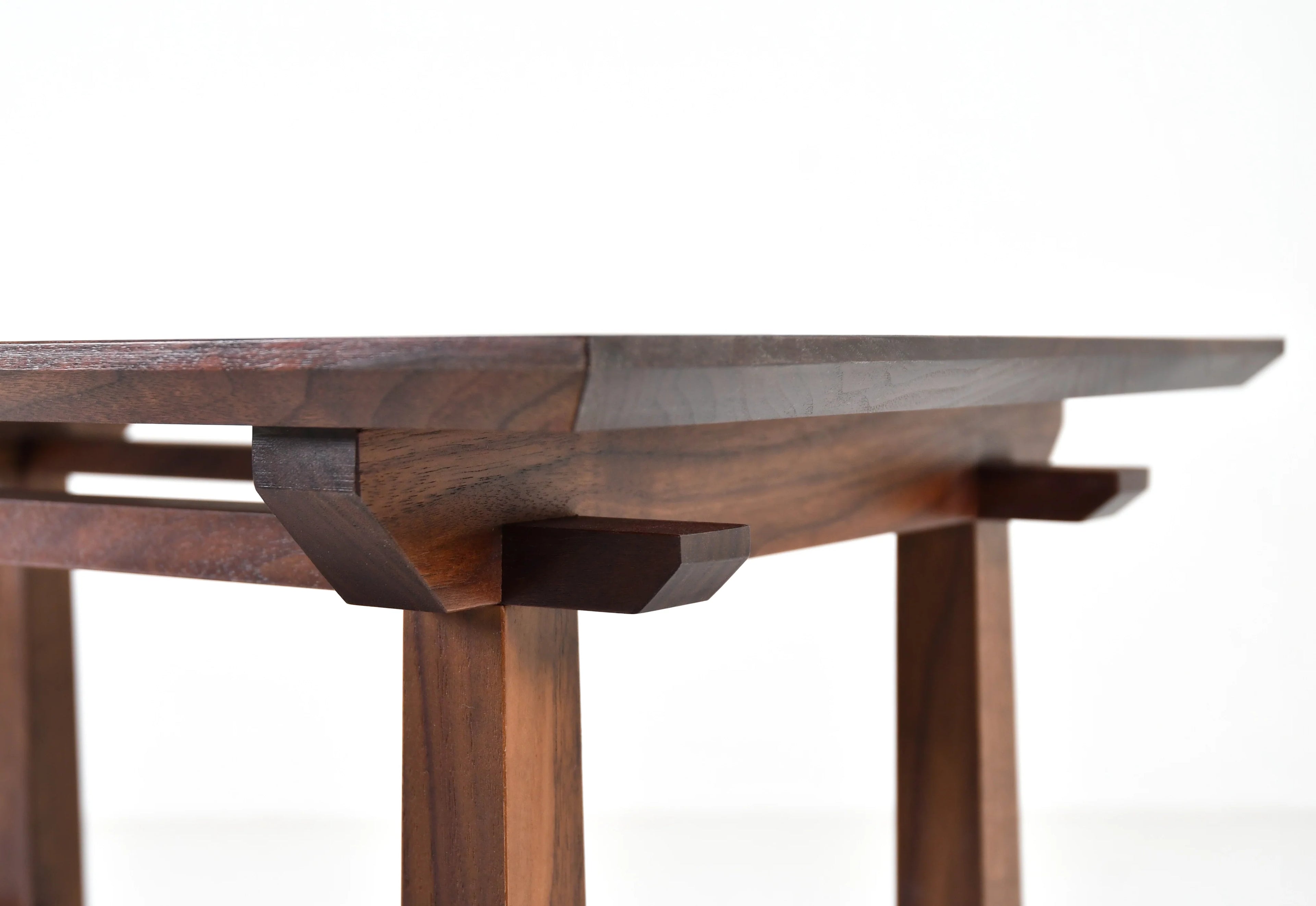 Table d'appoint - La table d'appoint s'inspire de l'esthétique Arts & Crafts popularisée au début du XXe siècle.