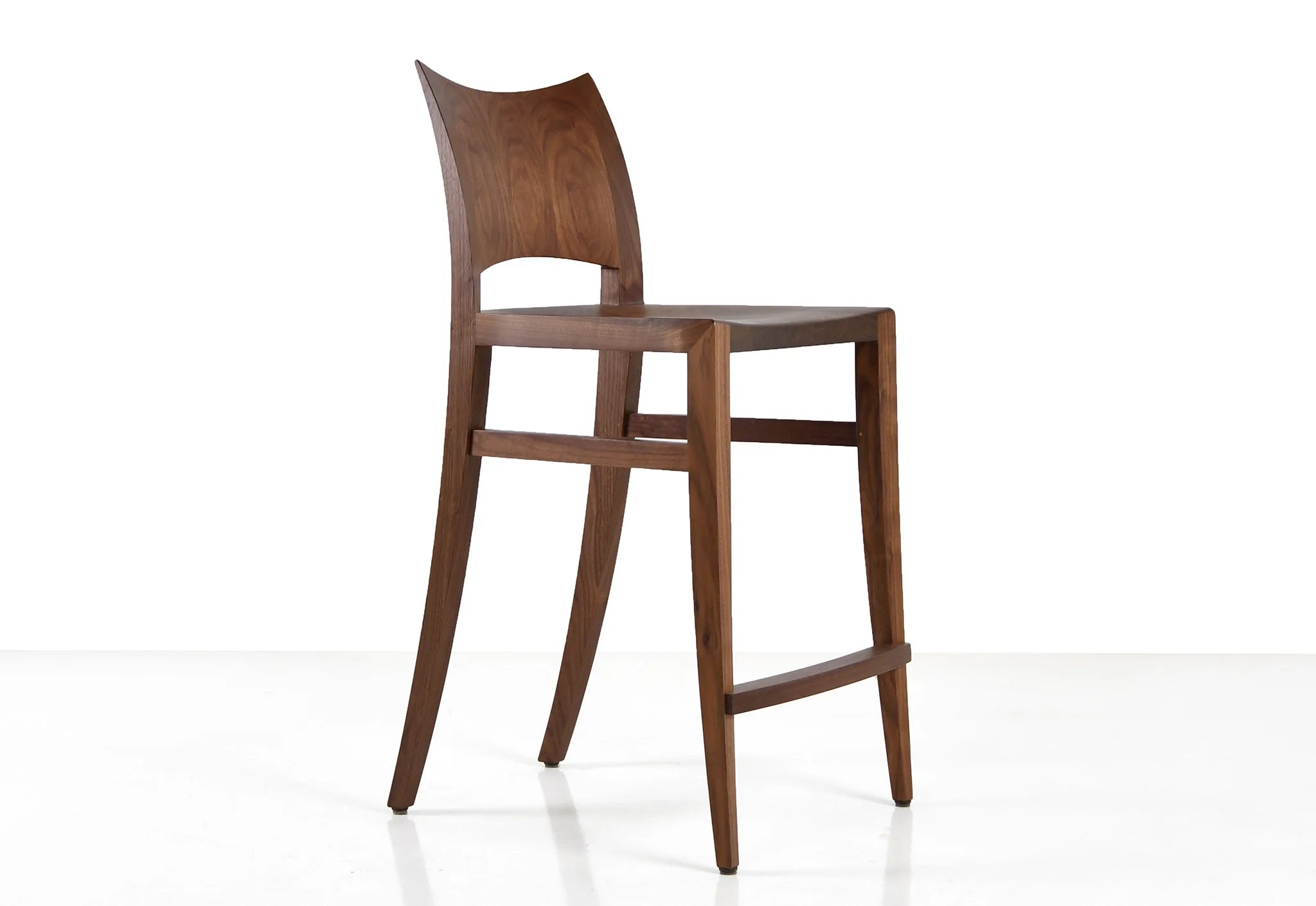 Tabouret - Outre son profil simple et saisissant, la caractéristique la plus marquante du tabouret est son dossier incurvé en bois dur - un