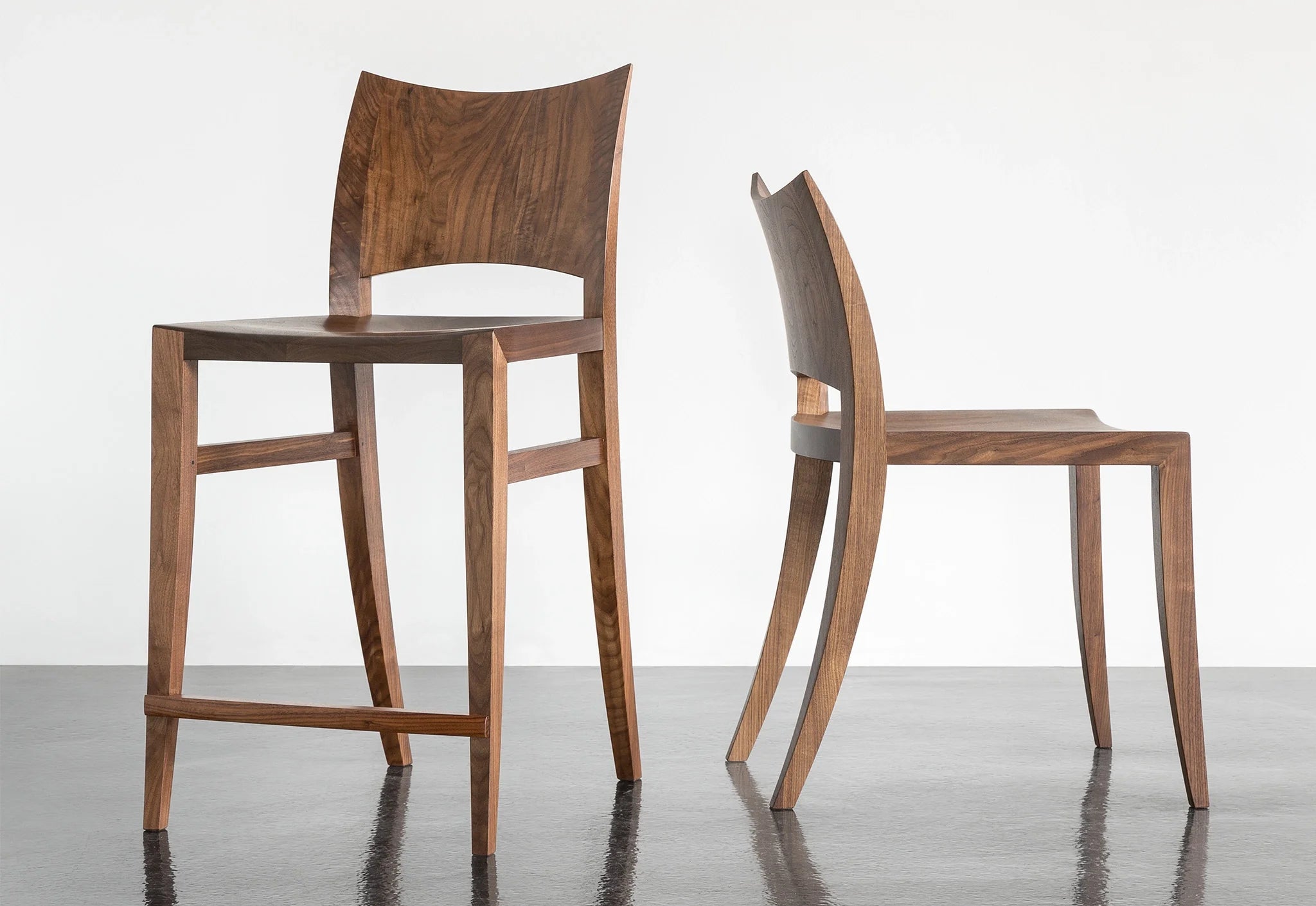 Tabouret - Outre son profil simple et saisissant, la caractéristique la plus marquante du tabouret est son dossier incurvé en bois dur - un
