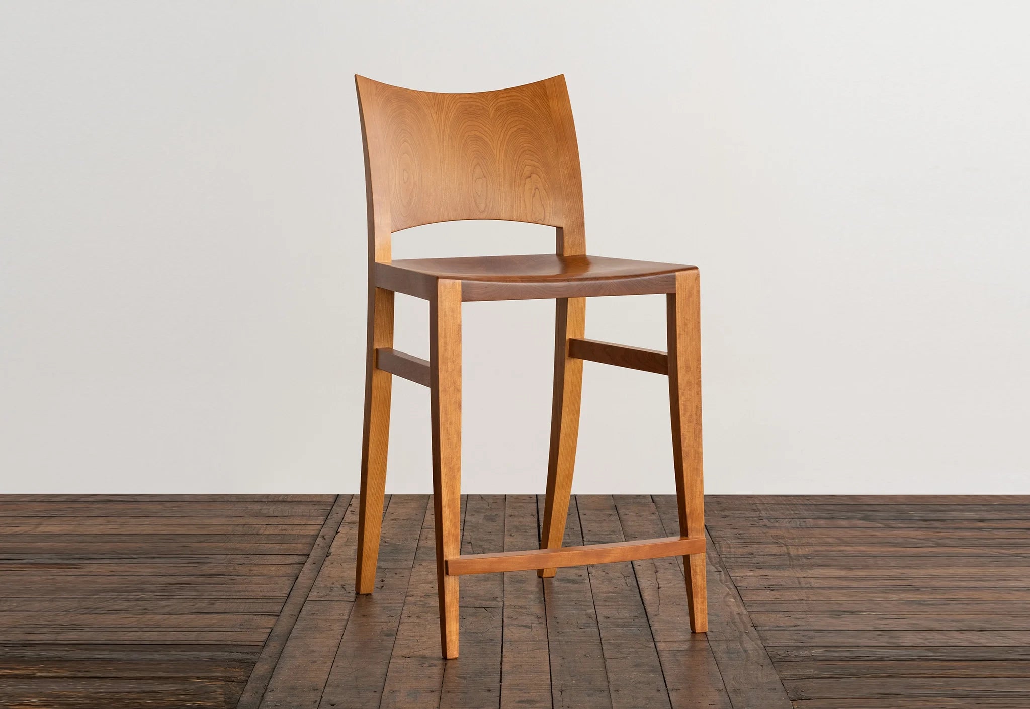 Tabouret - Outre son profil simple et saisissant, la caractéristique la plus marquante du tabouret est son dossier incurvé en bois dur - un