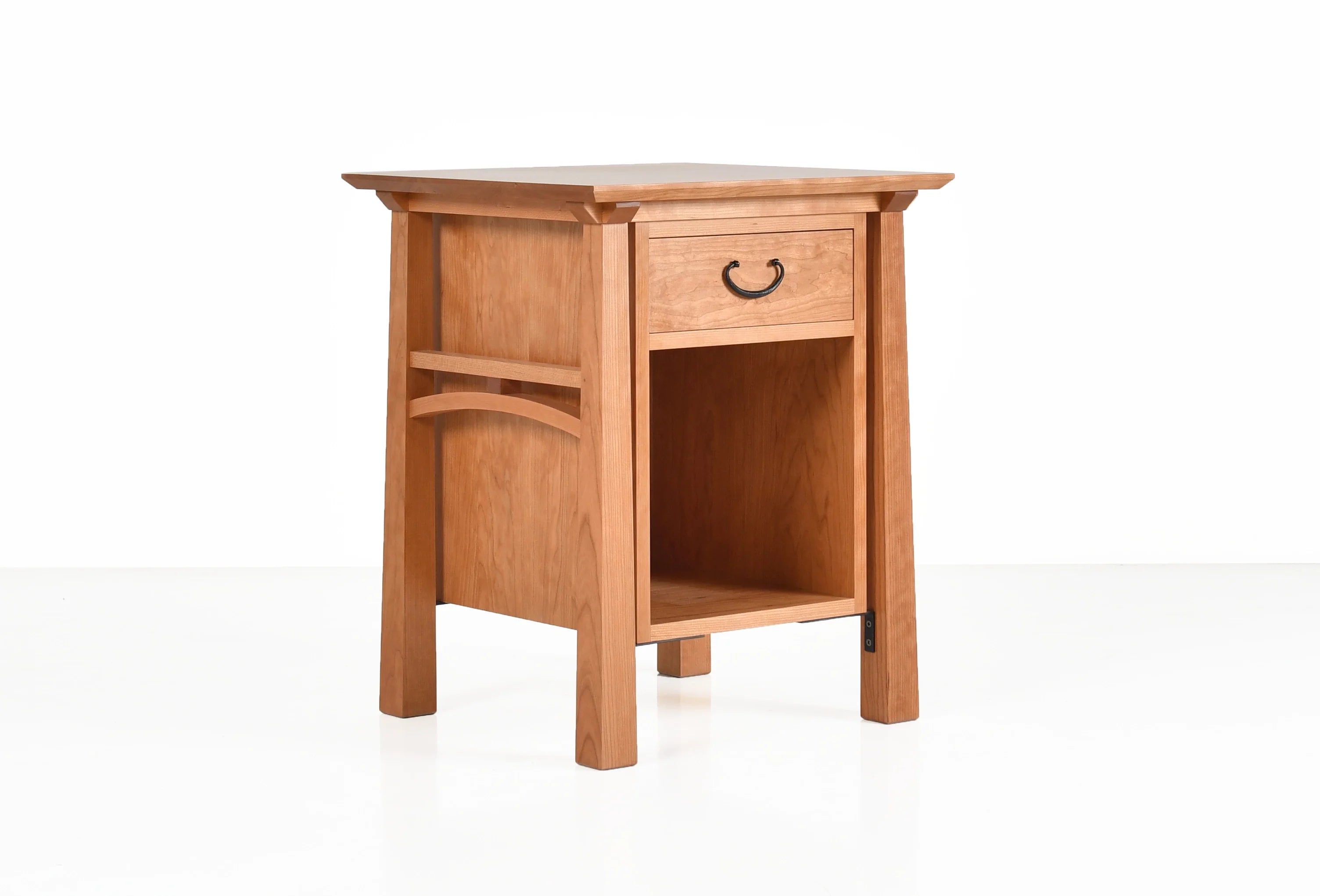 Table de chevet - La table de chevet avec tiroir s'inspire de l'esthétique Arts and Crafts popularisée pendant la période