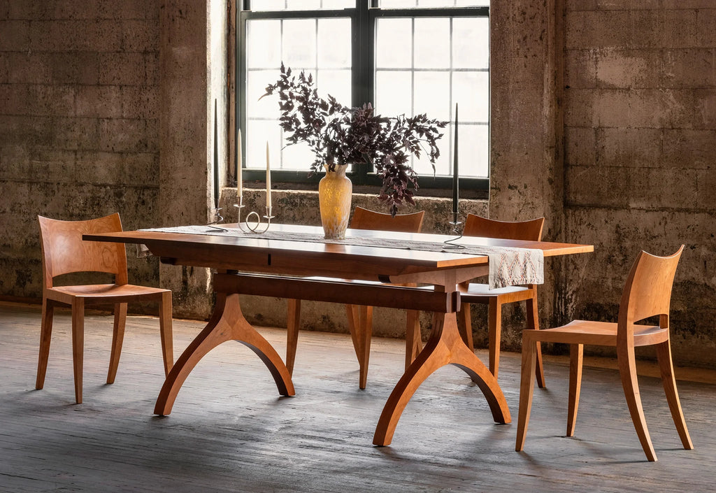 Chaise - Outre son profil simple et saisissant, la caractéristique la plus marquante de la Chaise est son dossier incurvé en bois dur - une