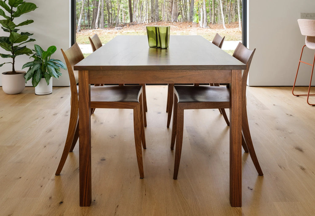 Chaise - Outre son profil simple et saisissant, la caractéristique la plus marquante de la Chaise est son dossier incurvé en bois dur - une