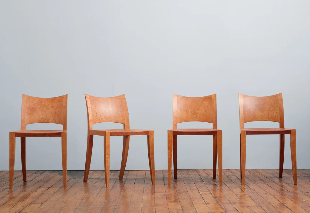Chaise - Outre son profil simple et saisissant, la caractéristique la plus marquante de la Chaise est son dossier incurvé en bois dur - une
