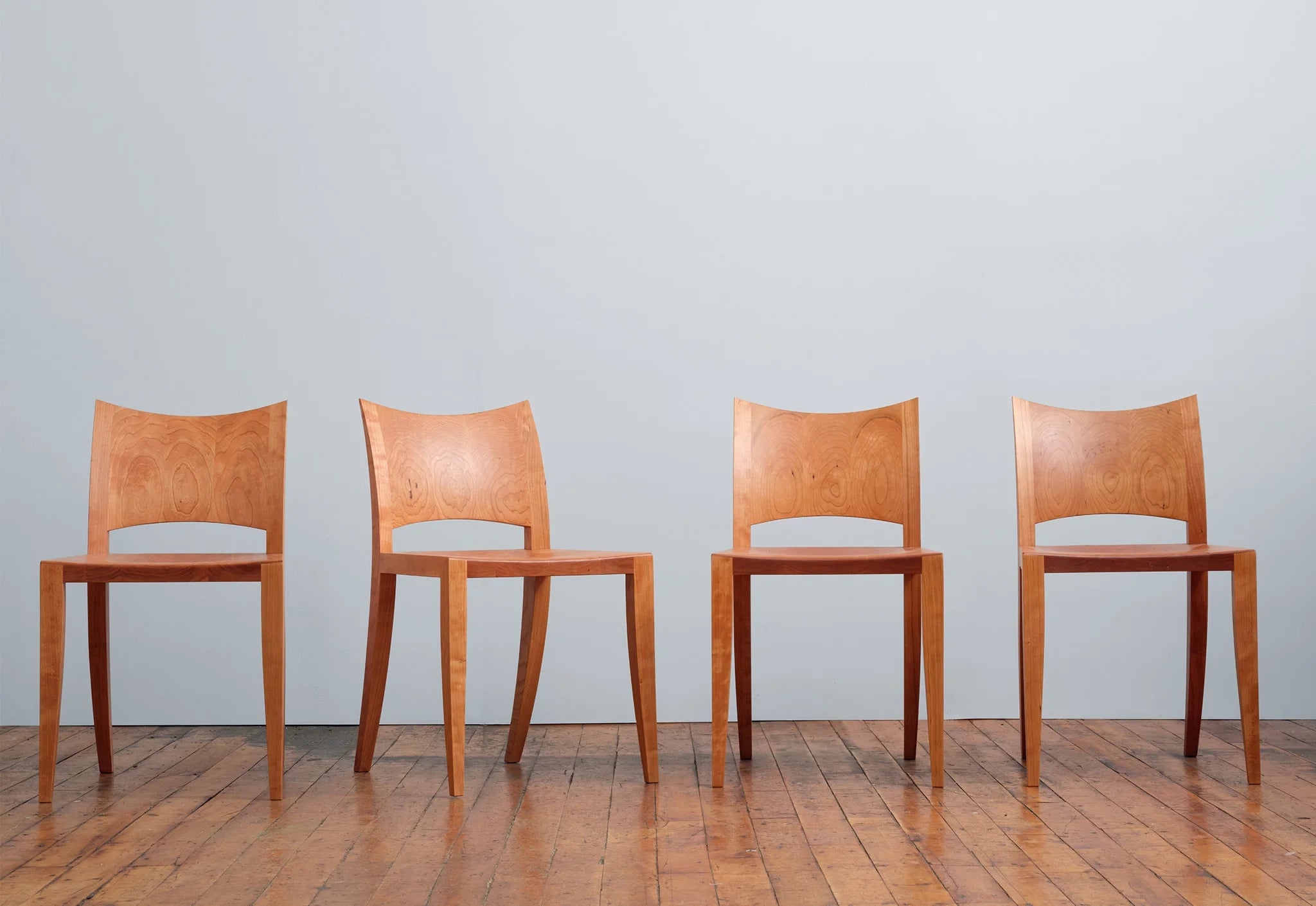Chaise - Outre son profil simple et saisissant, la caractéristique la plus marquante de la Chaise est son dossier incurvé en bois dur - une