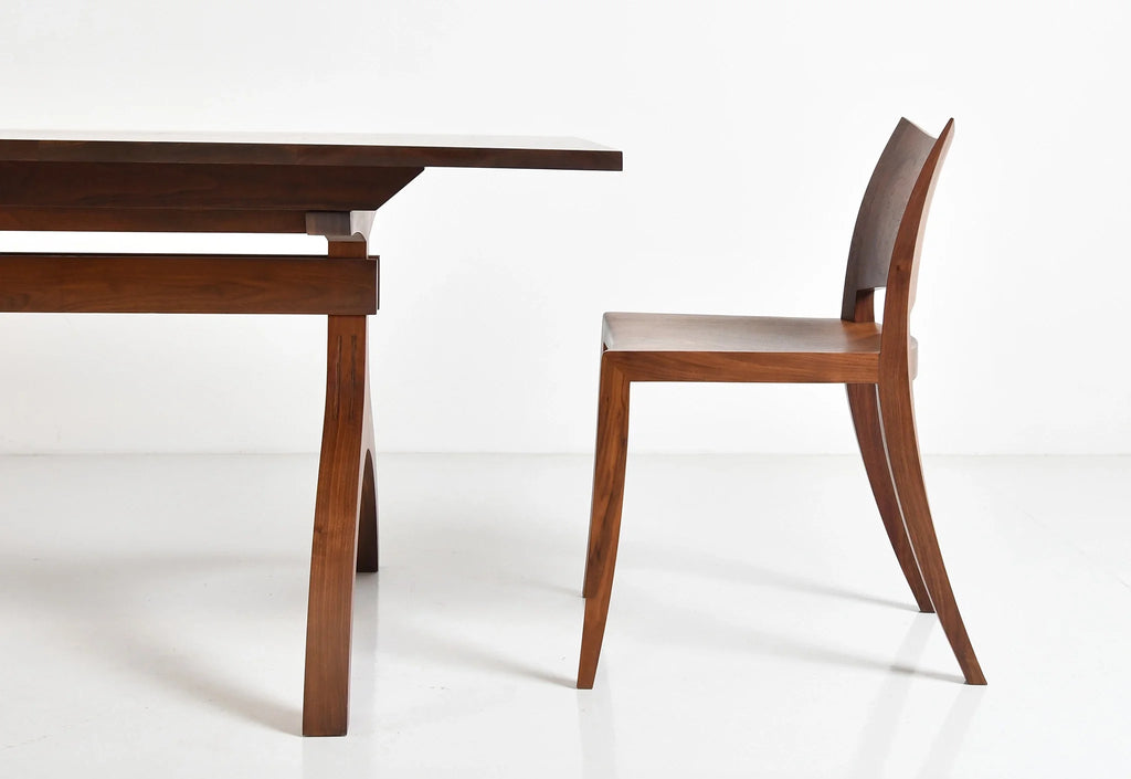 Chaise - Outre son profil simple et saisissant, la caractéristique la plus marquante de la Chaise est son dossier incurvé en bois dur - une