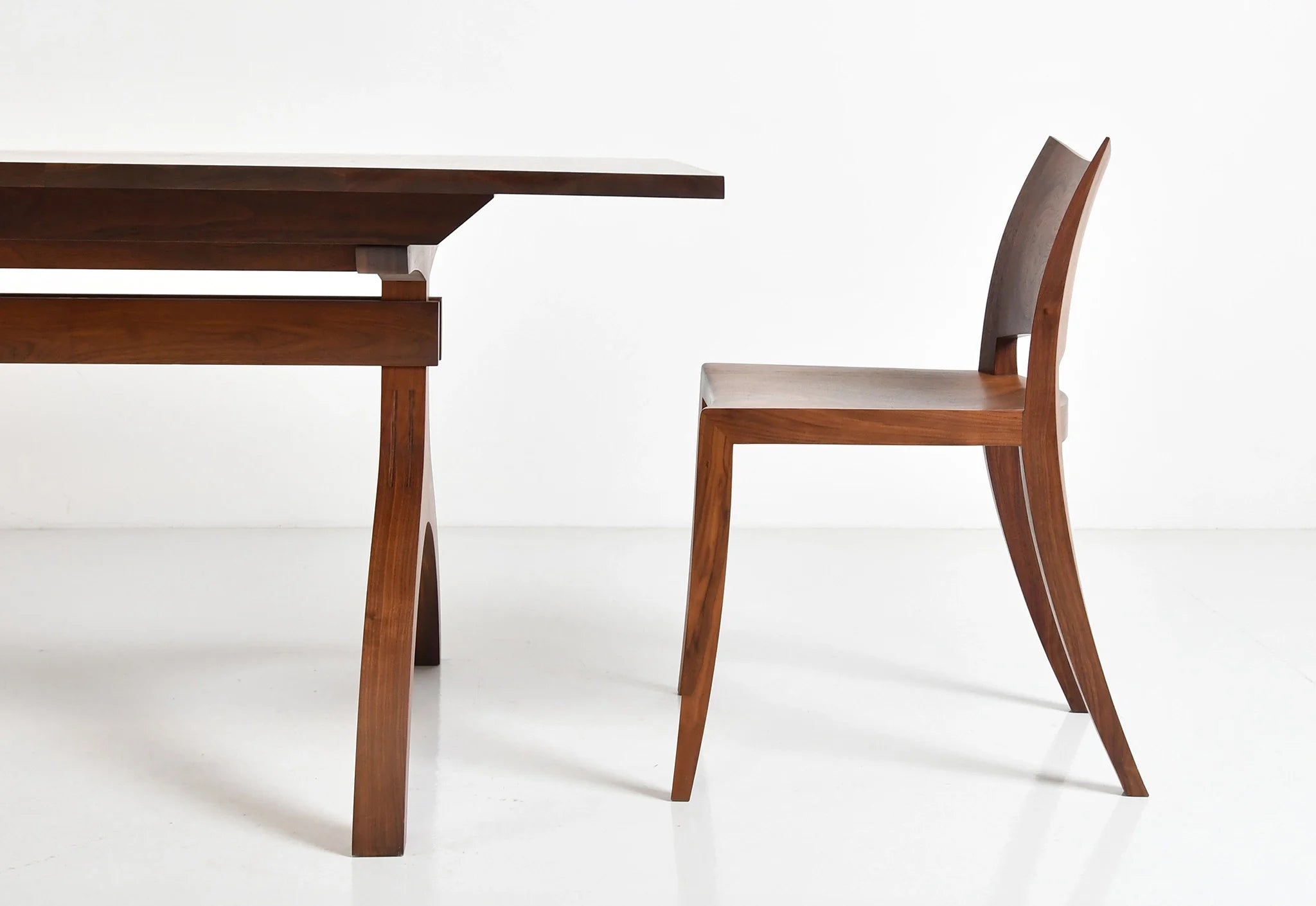 Chaise - Outre son profil simple et saisissant, la caractéristique la plus marquante de la Chaise est son dossier incurvé en bois dur - une