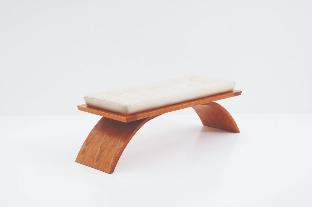 Banc de musée - Comme son travail, le banc fait plus avec moins, construit à partir de deux éléments simples et sophistiqués, et