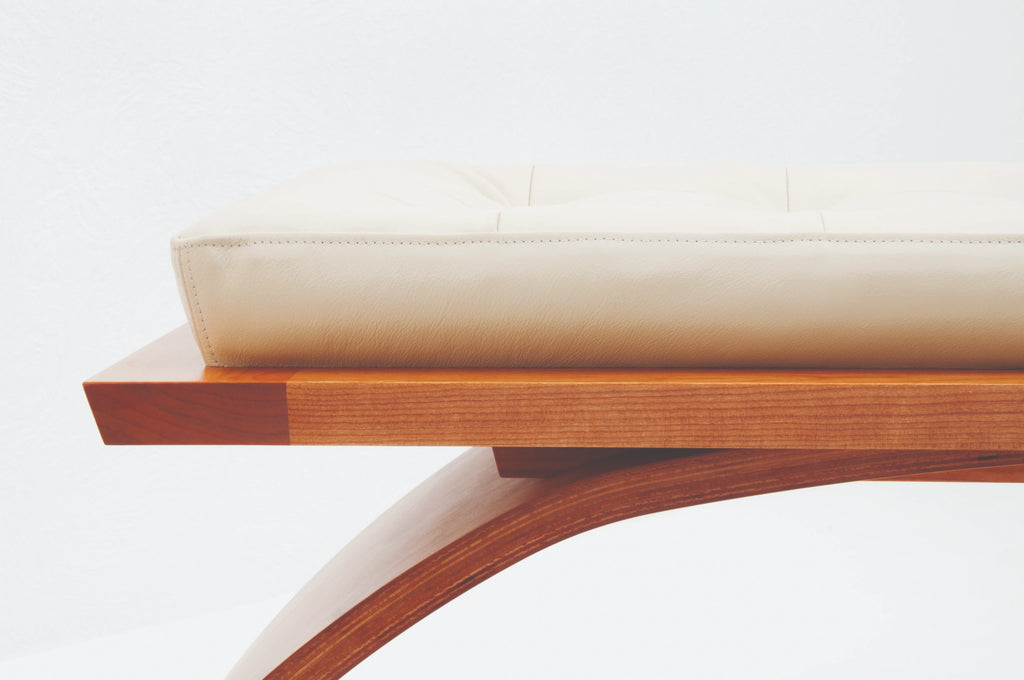 Banc de musée - Comme son travail, le banc fait plus avec moins, construit à partir de deux éléments simples et sophistiqués, et