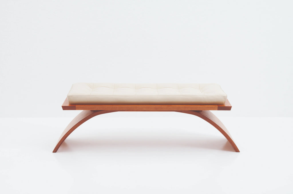 Banc de musée - Comme son travail, le banc fait plus avec moins, construit à partir de deux éléments simples et sophistiqués, et