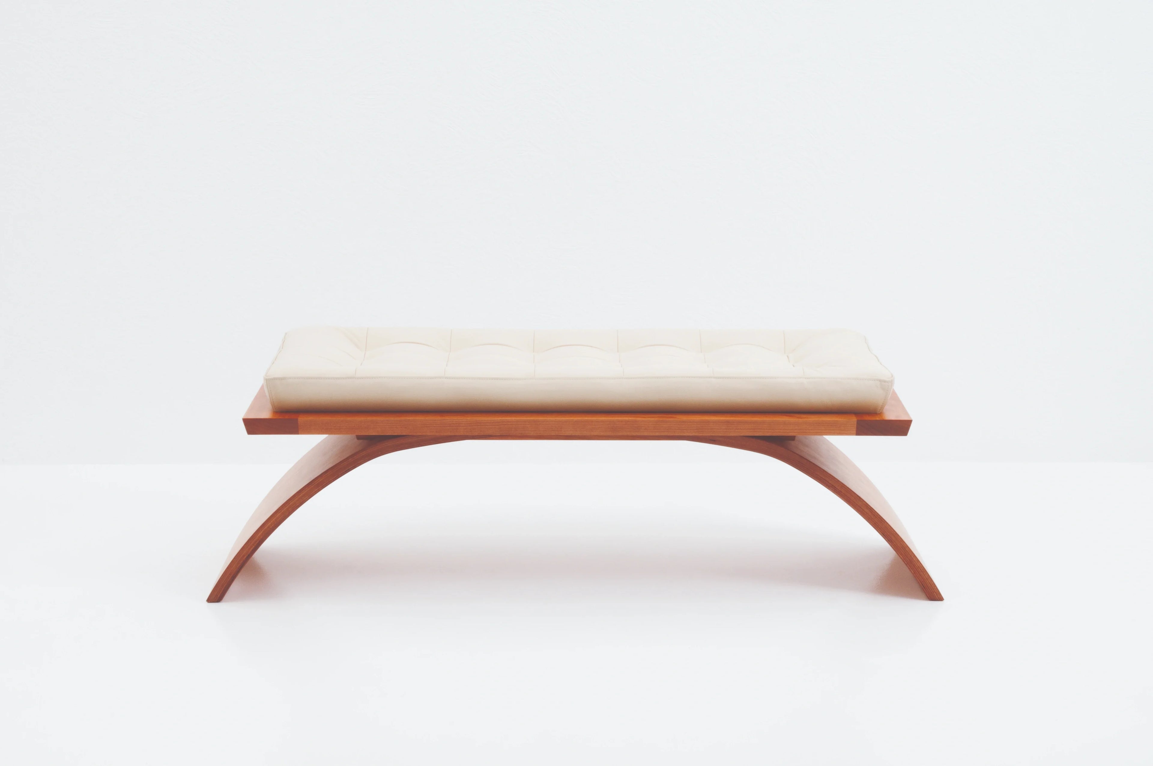 Banc de musée - Comme son travail, le banc fait plus avec moins, construit à partir de deux éléments simples et sophistiqués, et