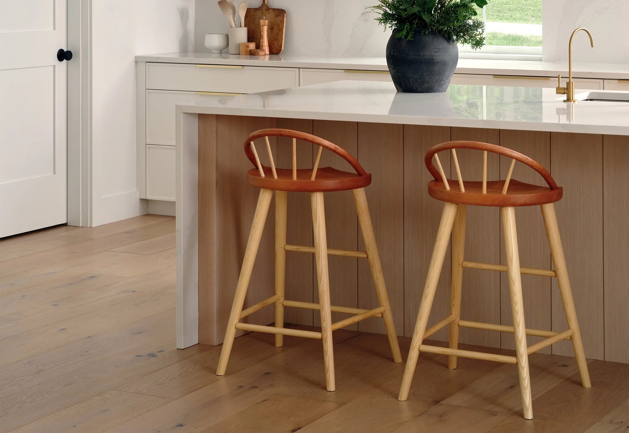 Tabouret Bowback - Le design et la robustesse du Tabouret Bowback ont été inspirés par l'association quotidienne de l'essence du