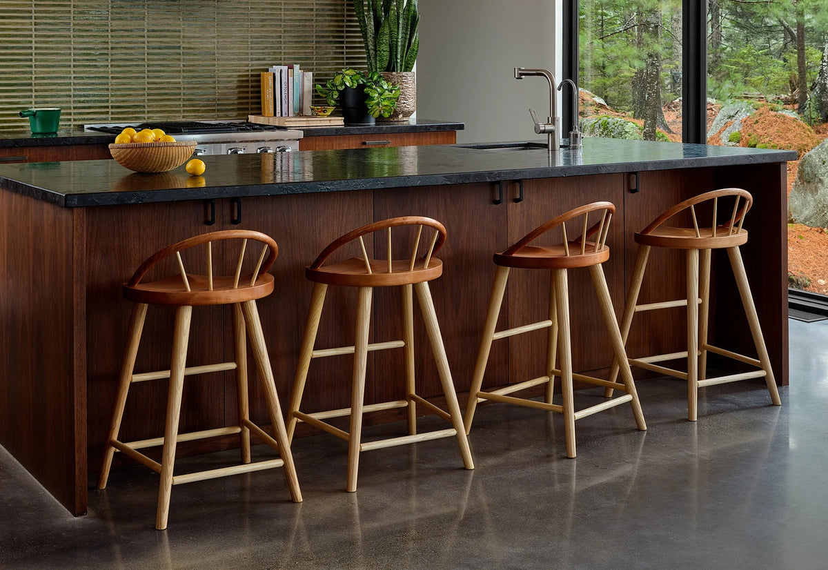 Tabouret Bowback - Le design et la robustesse du Tabouret Bowback ont été inspirés par l'association quotidienne de l'essence du