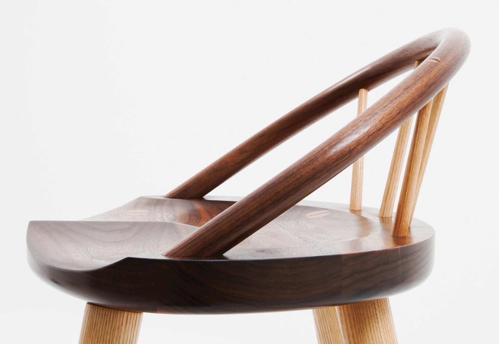 Tabouret Bowback - Le design et la robustesse du Tabouret Bowback ont été inspirés par l'association quotidienne de l'essence du