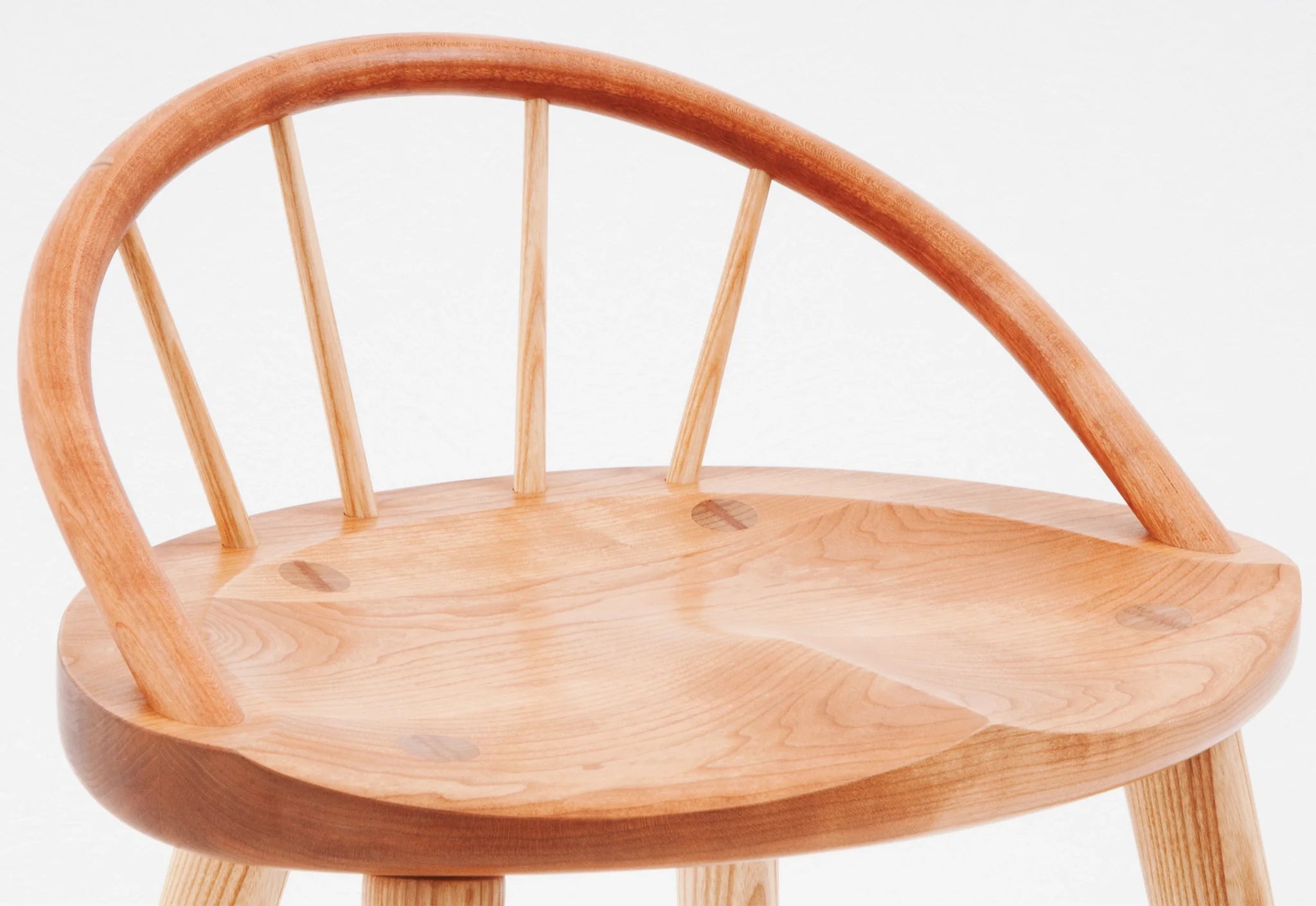 Tabouret Bowback - Le design et la robustesse du Tabouret Bowback ont été inspirés par l'association quotidienne de l'essence du