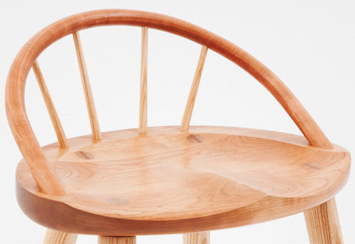 Tabouret Bowback - Le design et la robustesse du Tabouret Bowback ont été inspirés par l'association quotidienne de l'essence du