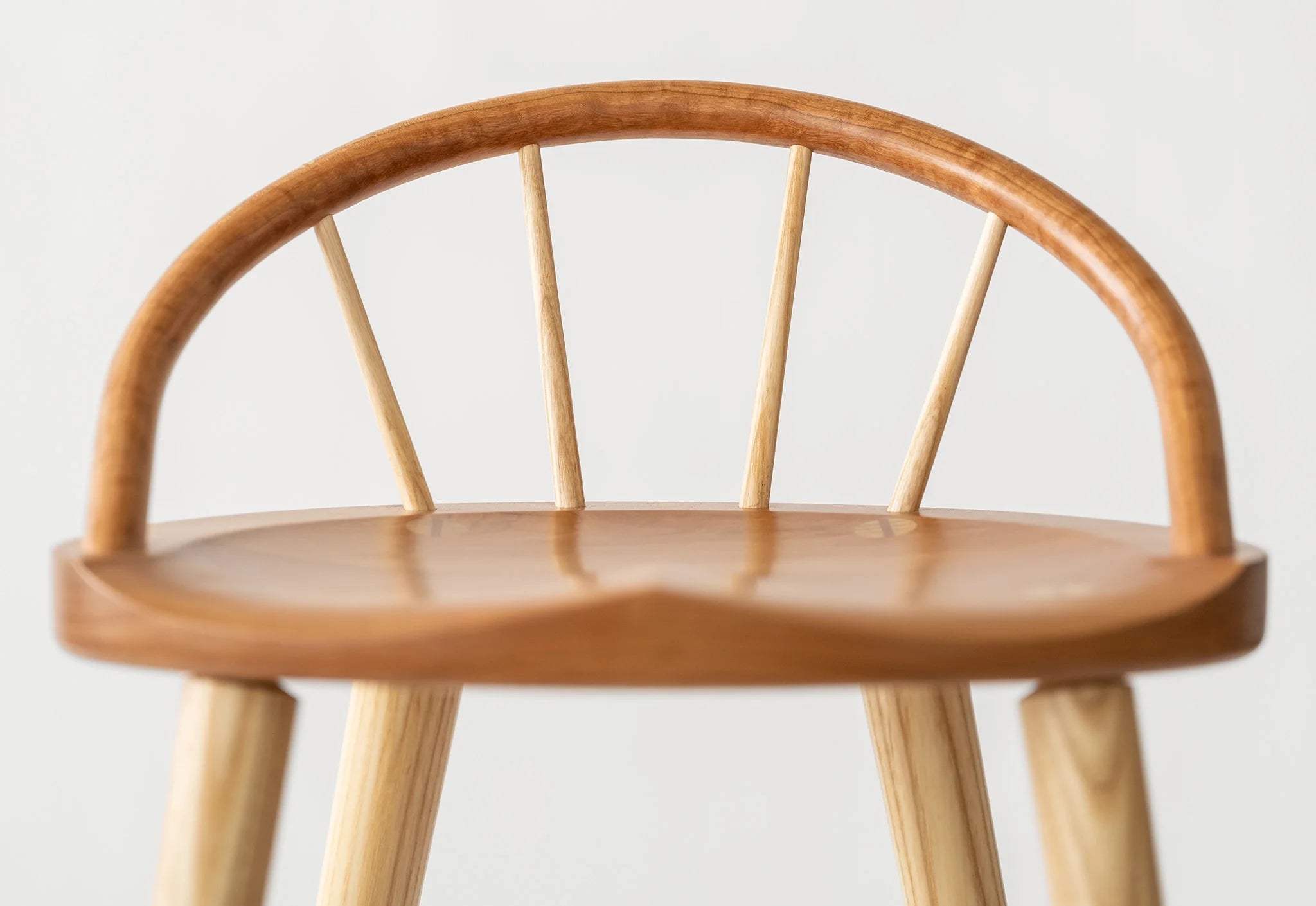 Tabouret Bowback - Le design et la robustesse du Tabouret Bowback ont été inspirés par l'association quotidienne de l'essence du