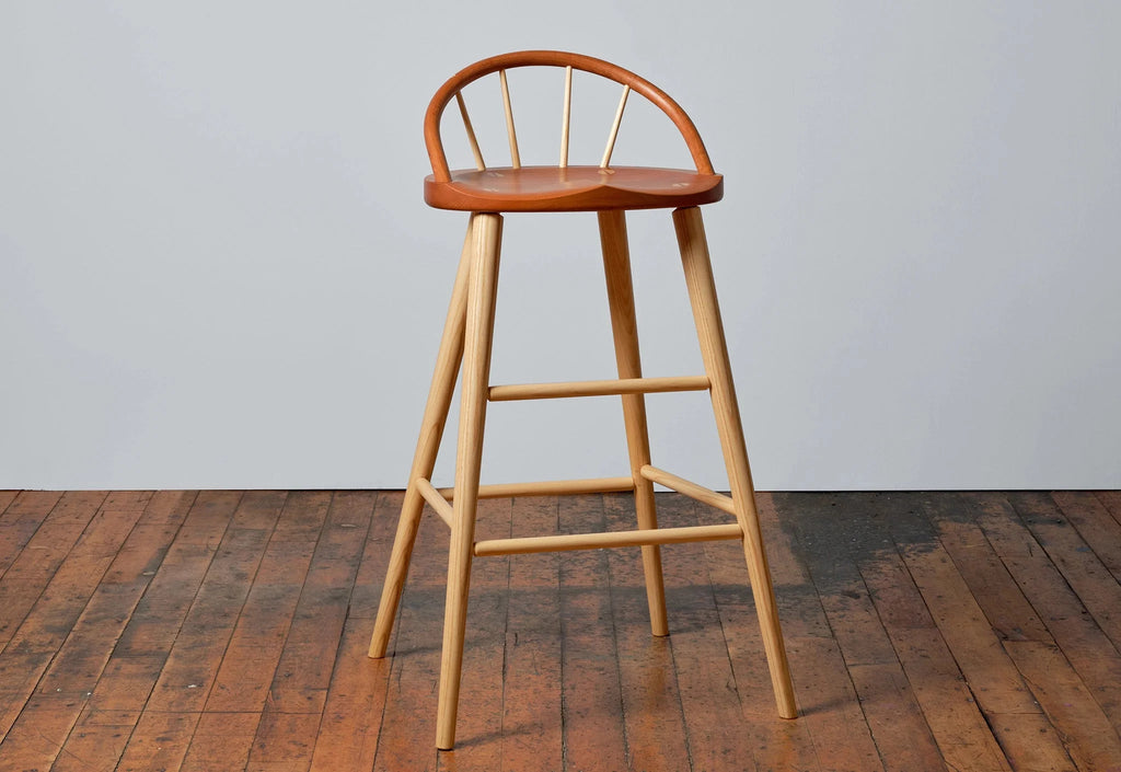 Tabouret Bowback - Le design et la robustesse du Tabouret Bowback ont été inspirés par l'association quotidienne de l'essence du