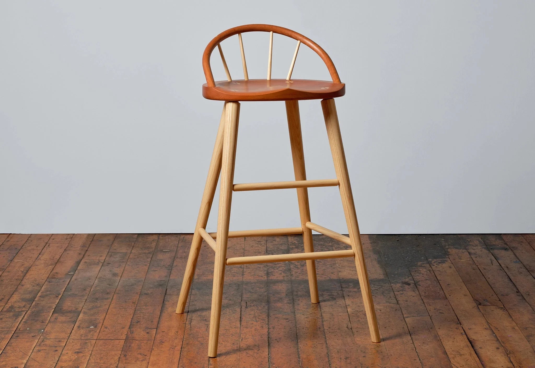 Tabouret Bowback - Le design et la robustesse du Tabouret Bowback ont été inspirés par l'association quotidienne de l'essence du