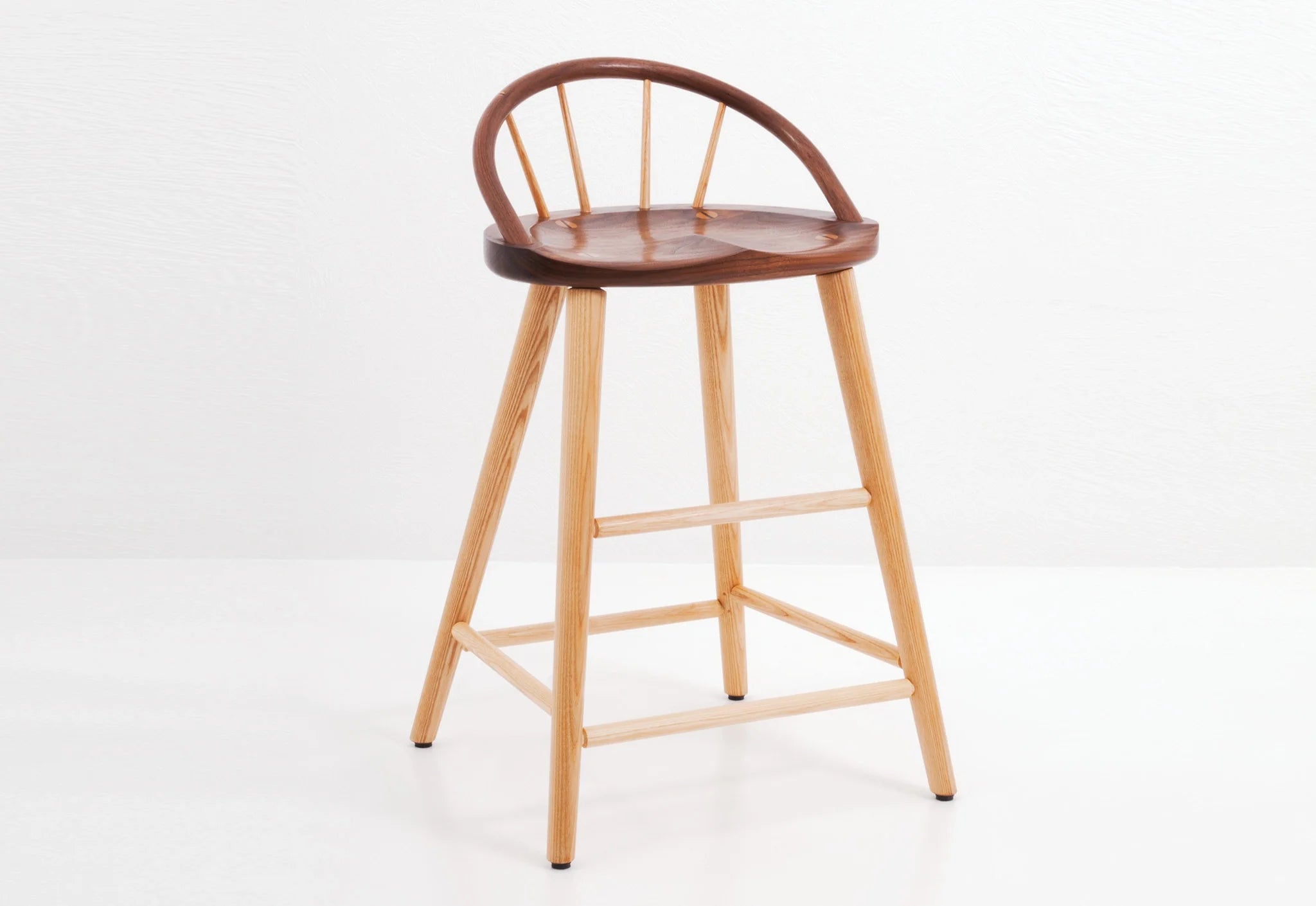 Tabouret Bowback - Le design et la robustesse du Tabouret Bowback ont été inspirés par l'association quotidienne de l'essence du