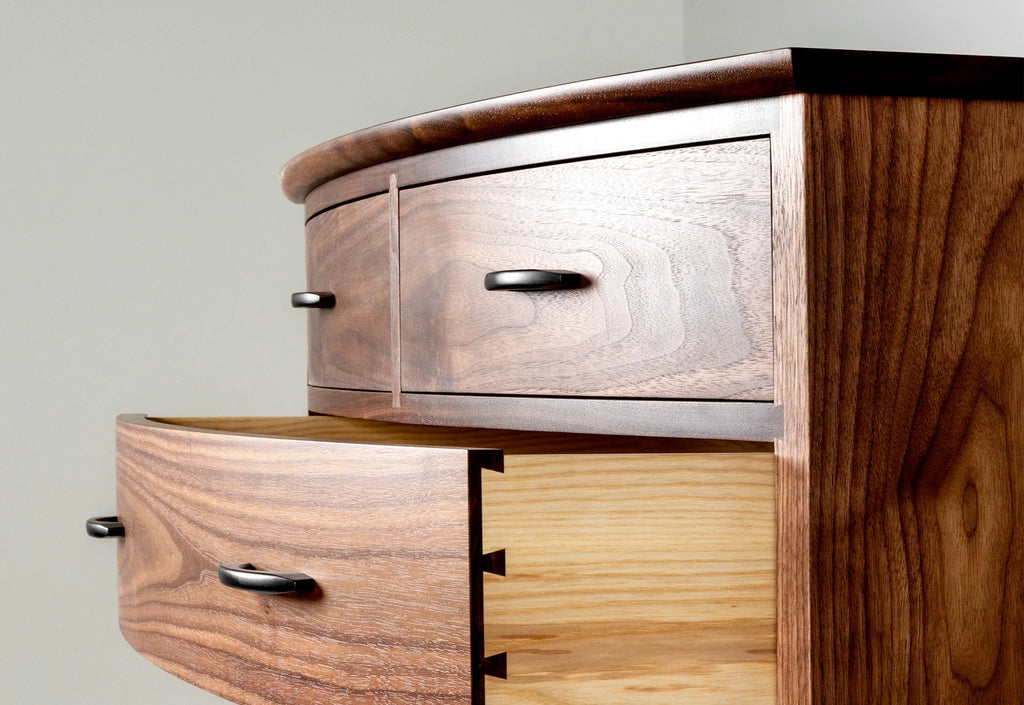 Commode à six tiroirs - Chaque élément de la commode à six tiroirs intègre des courbes qui imitent les formes naturelles, avec