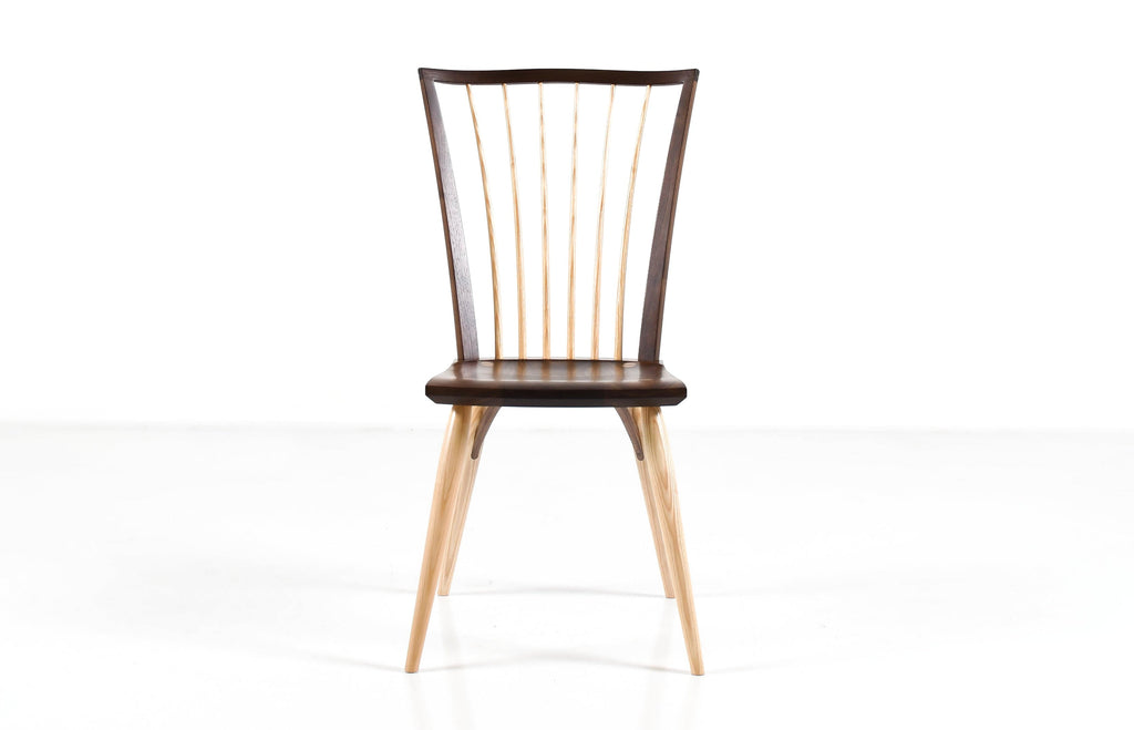Chaise  - Dérivée avec audace de l'emblématique chaise Windsor anglaise, notre chaise trouve le parfait