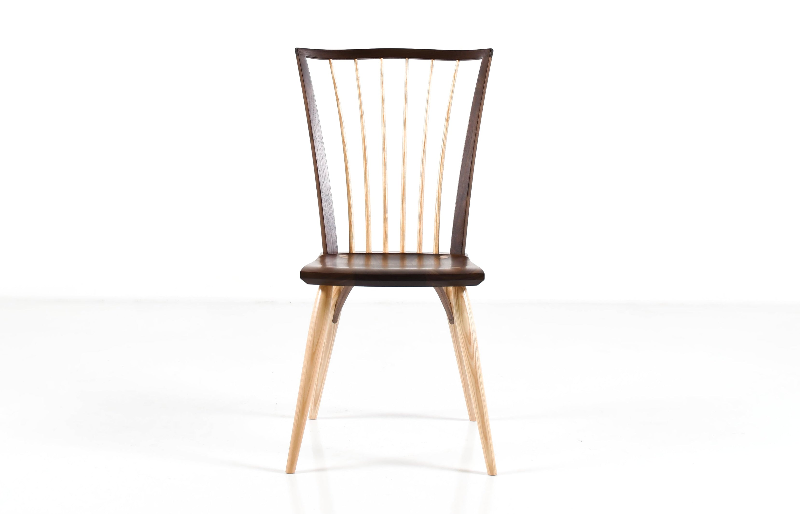 Chaise  - Dérivée avec audace de l'emblématique chaise Windsor anglaise, notre chaise trouve le parfait