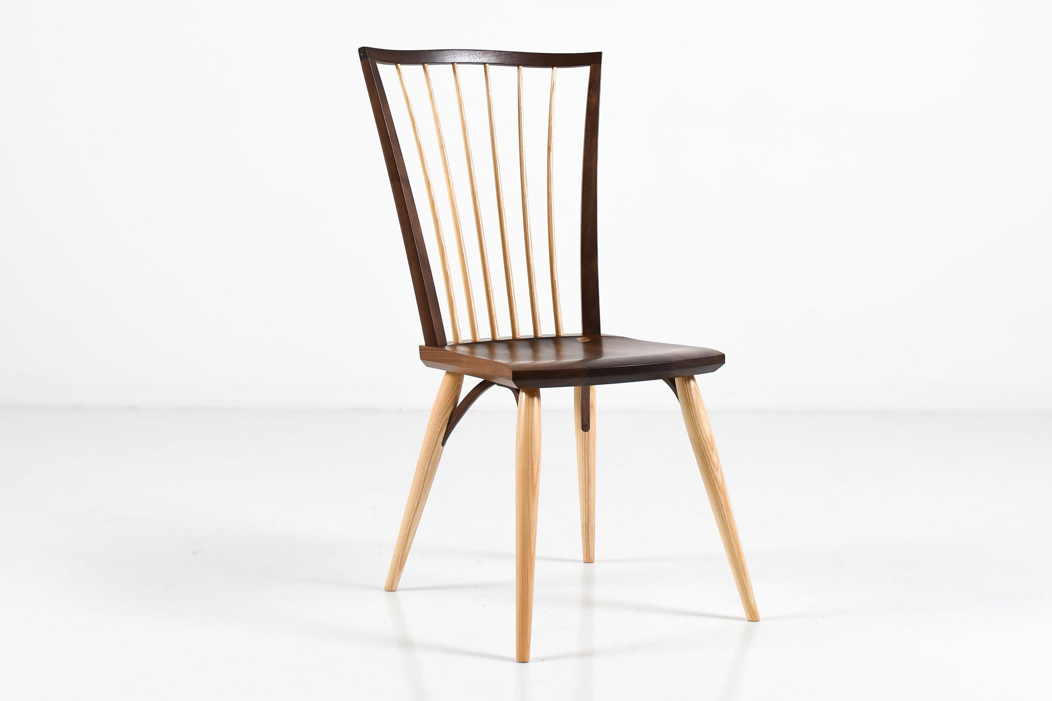 Chaise  - Dérivée avec audace de l'emblématique chaise Windsor anglaise, notre chaise trouve le parfait