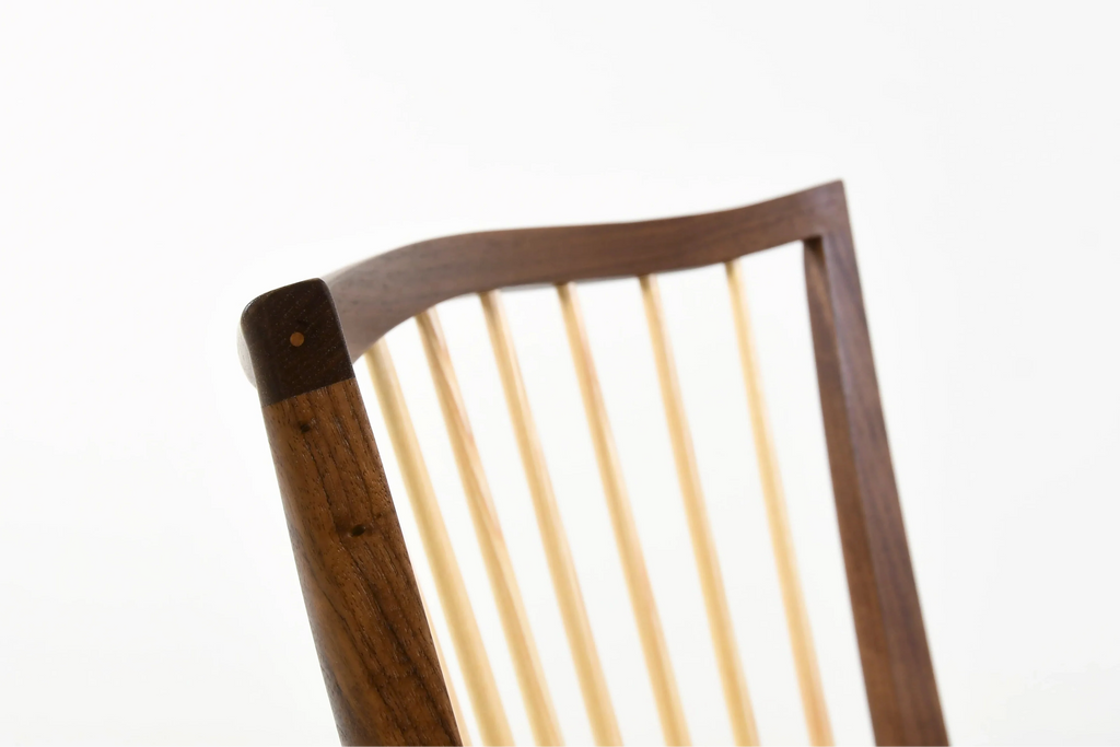 Chaise  - Dérivée avec audace de l'emblématique chaise Windsor anglaise, notre chaise trouve le parfait
