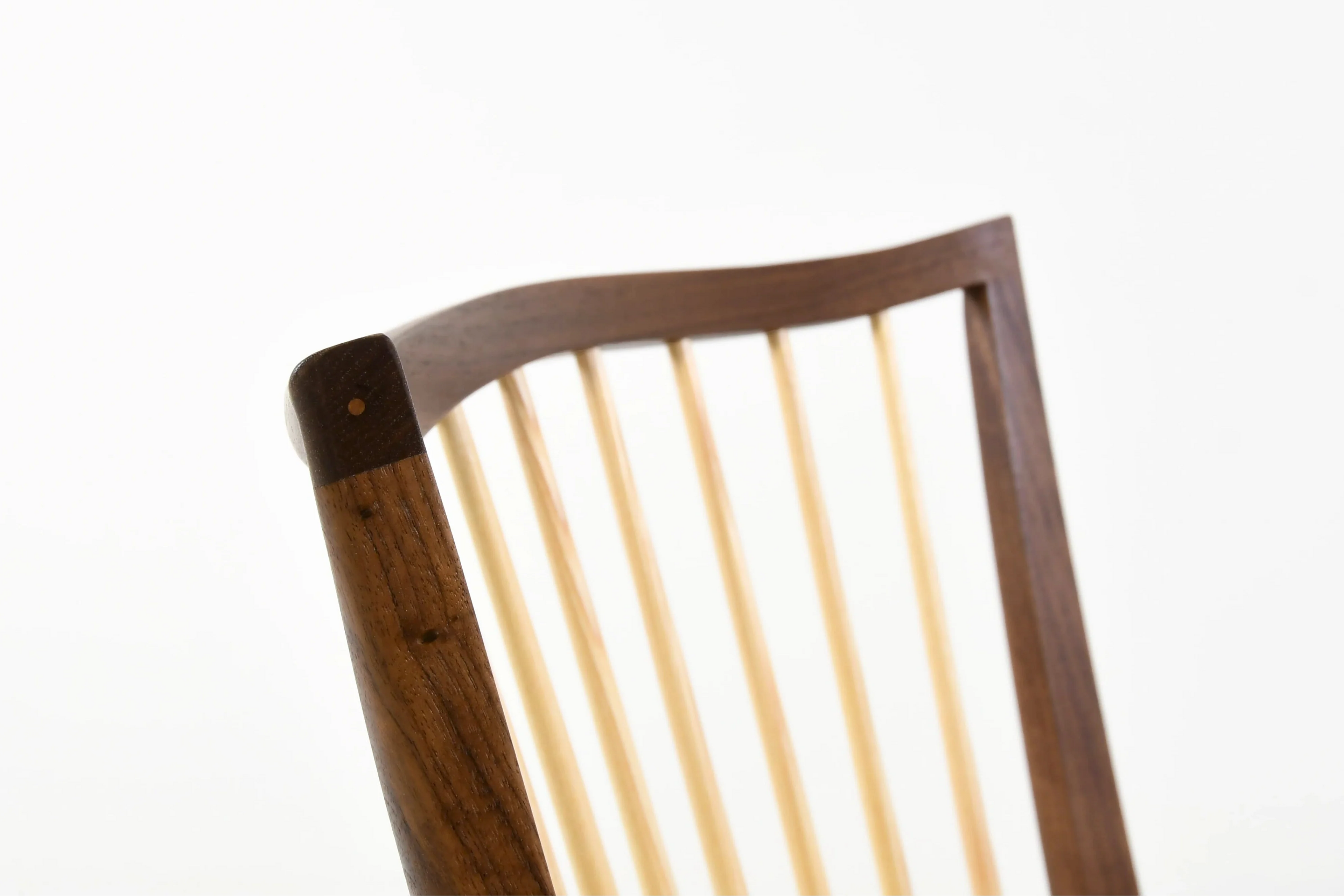 Chaise  - Dérivée avec audace de l'emblématique chaise Windsor anglaise, notre chaise trouve le parfait