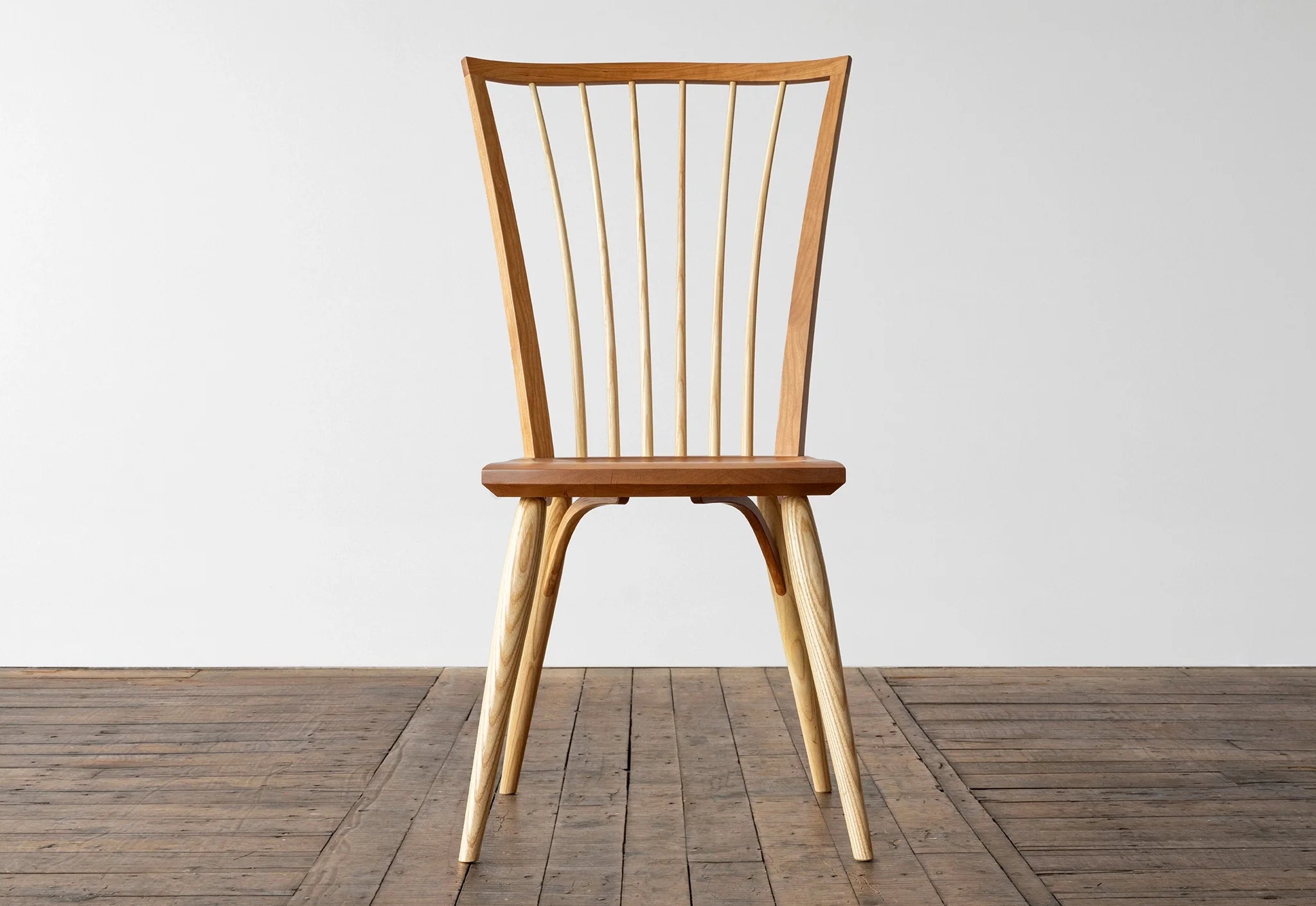 Chaise  - Dérivée avec audace de l'emblématique chaise Windsor anglaise, notre chaise trouve le parfait