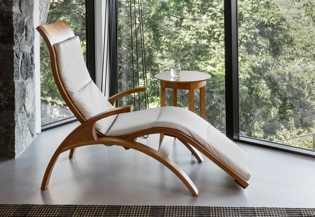 Table d'appoint Wing - Conçue avec la même ferveur et précision, la table peut s'intégrer avec élégance à côté du fauteuil Wing