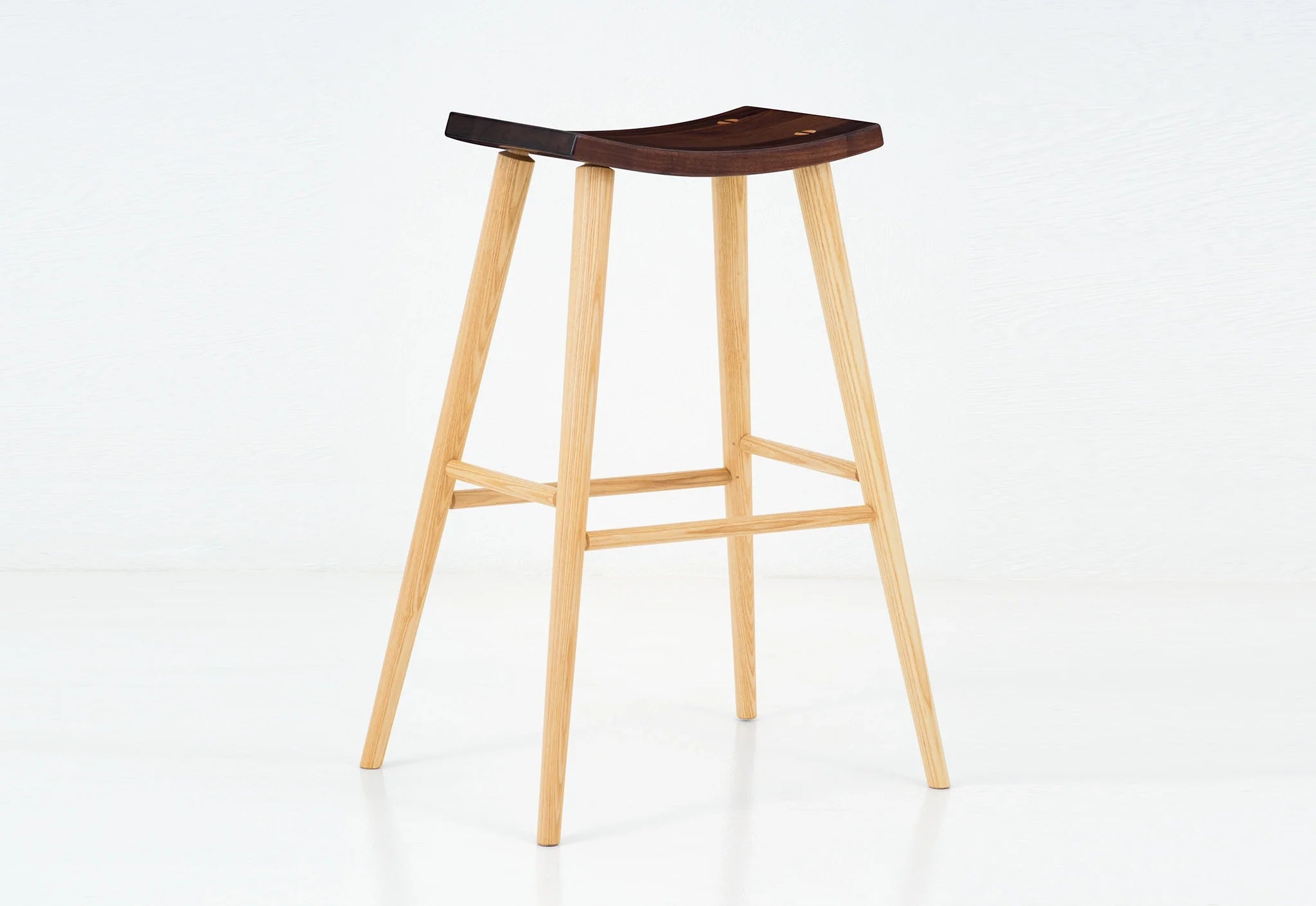 Tabouret Haut - Dimensions Largeur d'assise 38 cm Profondeur d'assise 30 cm Hauteur d'assise 70 cm Hauteur totale 70 cm
