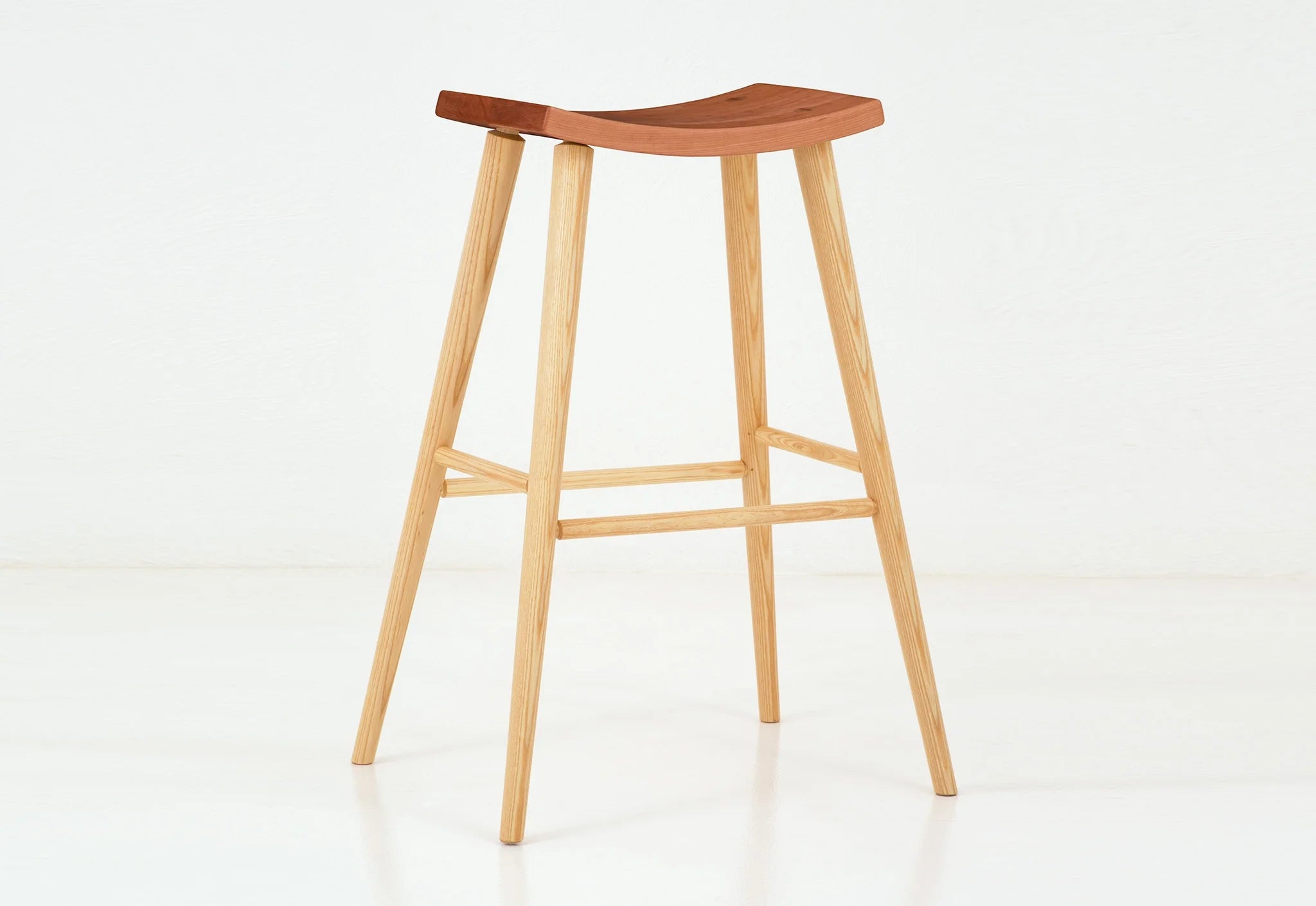 Tabouret Haut - Dimensions Largeur d'assise 38 cm Profondeur d'assise 30 cm Hauteur d'assise 70 cm Hauteur totale 70 cm