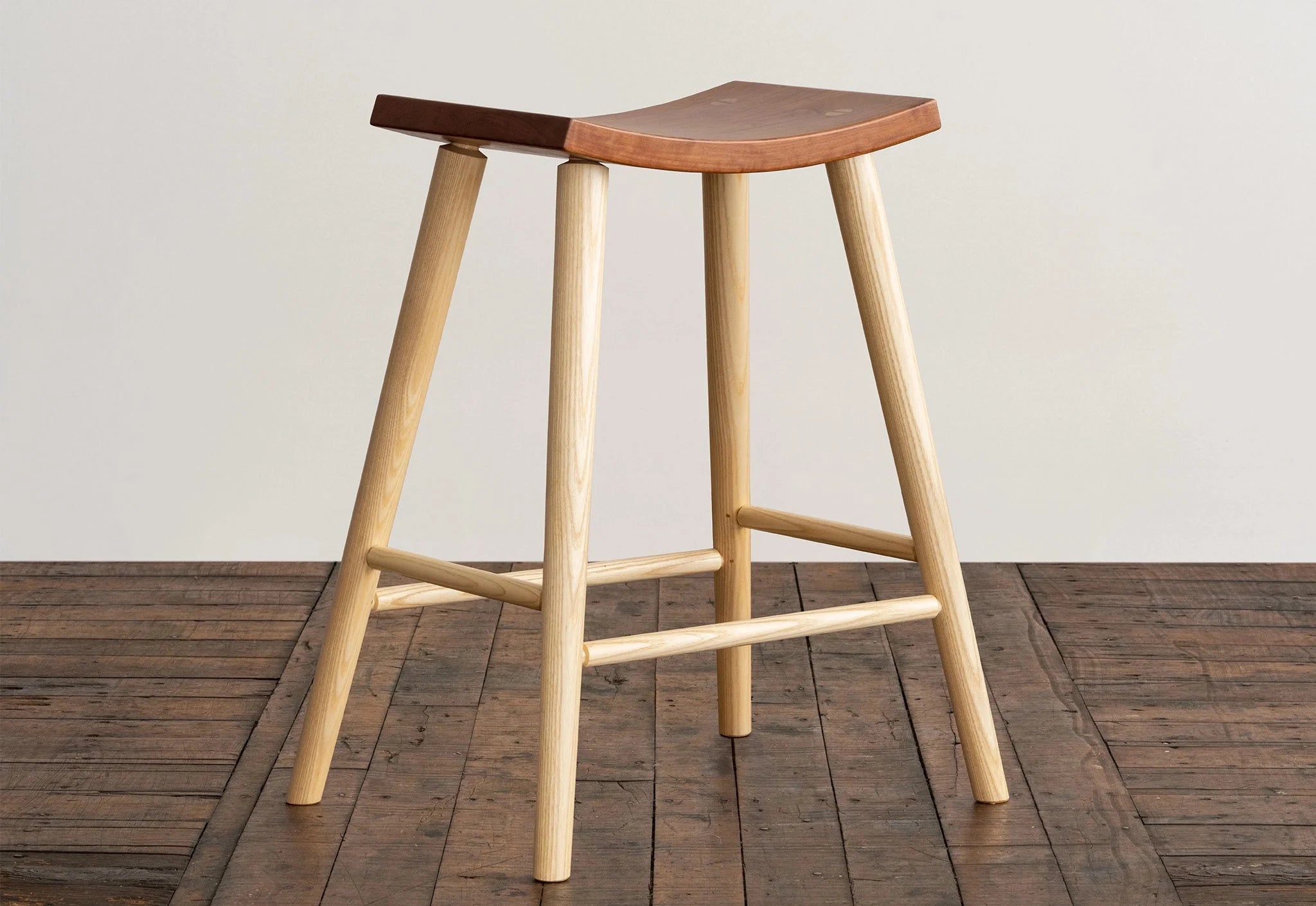 Tabouret Haut - Dimensions Largeur d'assise 38 cm Profondeur d'assise 30 cm Hauteur d'assise 70 cm Hauteur totale 70 cm
