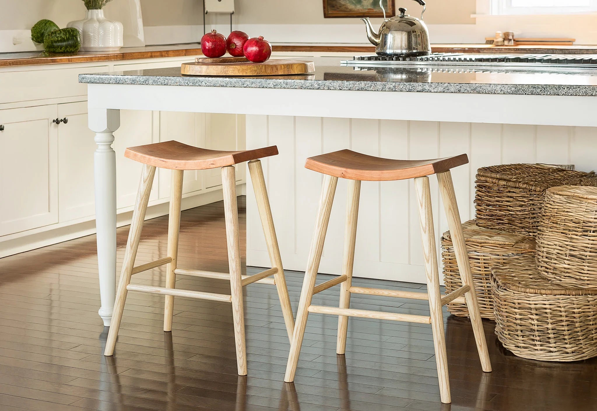 Tabouret Haut - Dimensions Largeur d'assise 38 cm Profondeur d'assise 30 cm Hauteur d'assise 70 cm Hauteur totale 70 cm