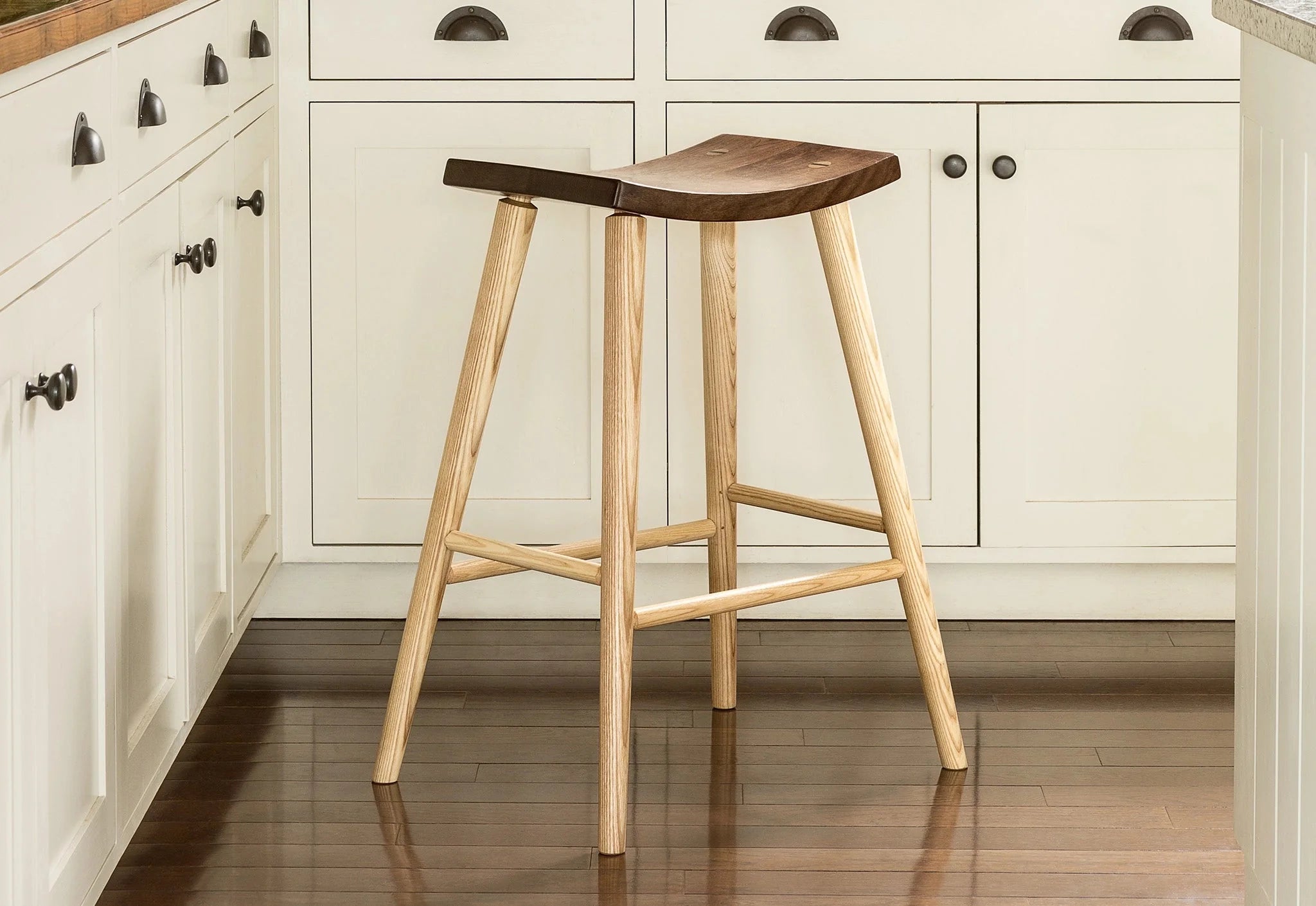 Tabouret Haut - Dimensions Largeur d'assise 38 cm Profondeur d'assise 30 cm Hauteur d'assise 70 cm Hauteur totale 70 cm