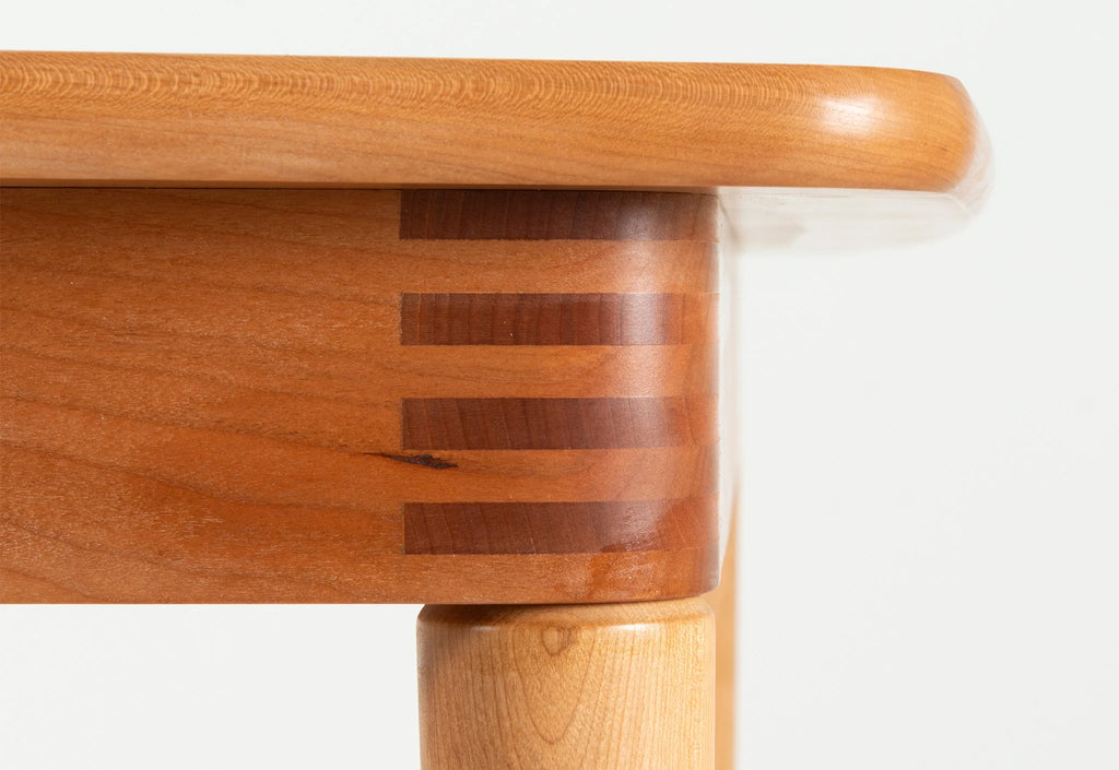 Table - Éloge de la simplicité des formes fonctionnelles, la table de salle à manger associe espaces ouverts et lignes droites pour