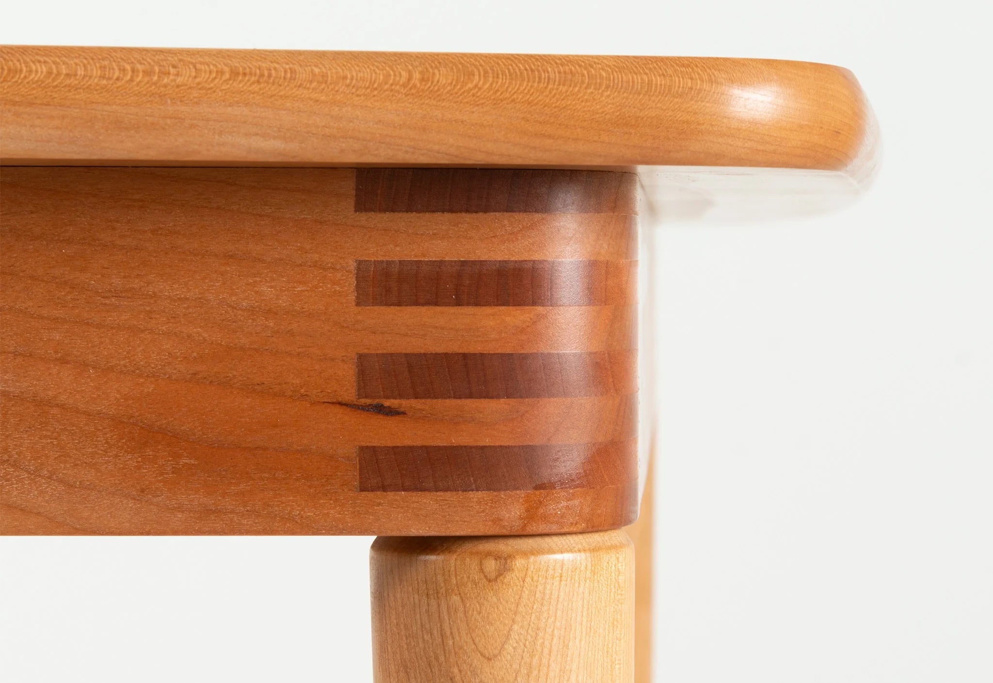 Table - Éloge de la simplicité des formes fonctionnelles, la table de salle à manger associe espaces ouverts et lignes droites pour