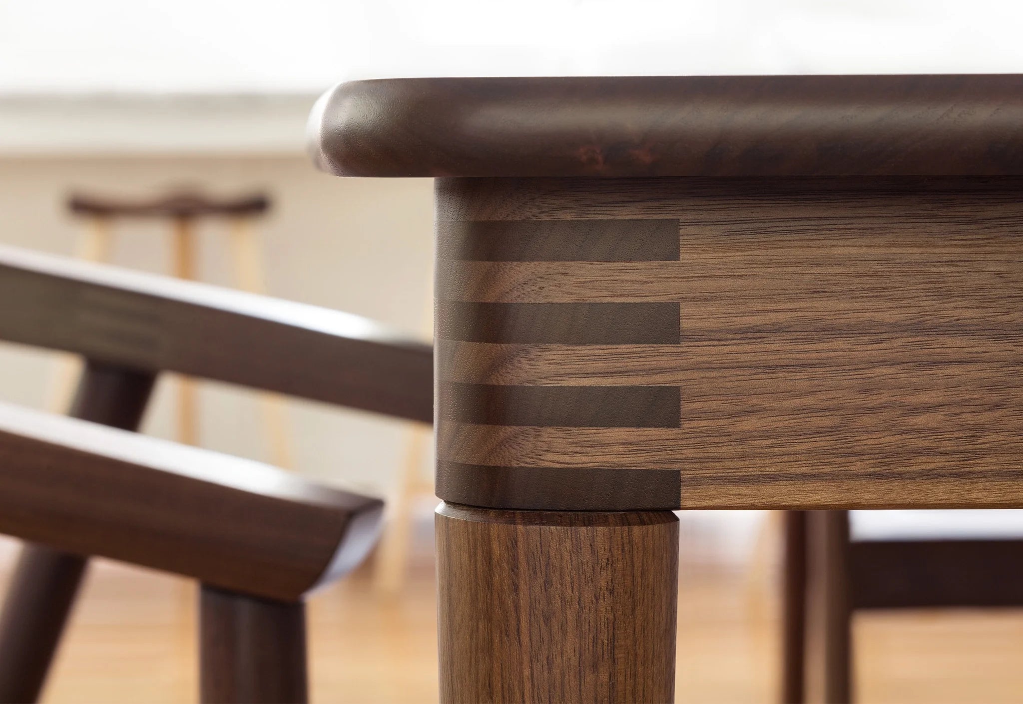 Table - Éloge de la simplicité des formes fonctionnelles, la table de salle à manger associe espaces ouverts et lignes droites pour